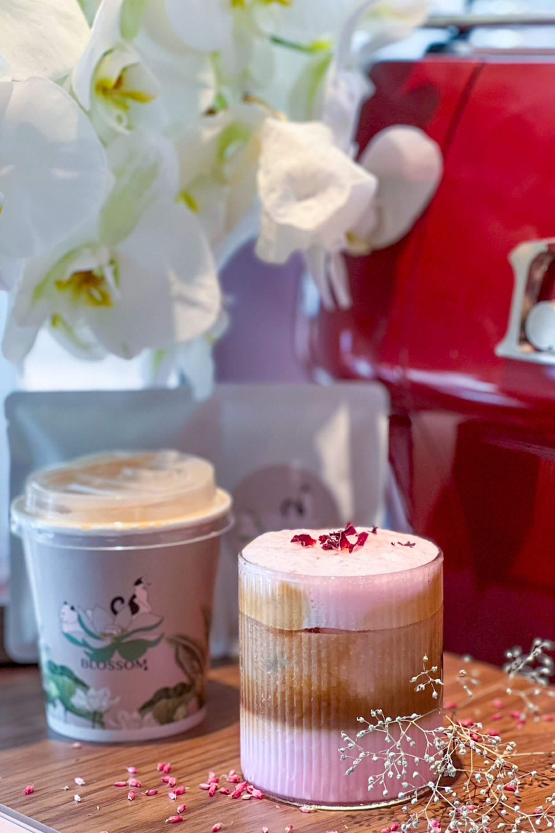 「Blossom Cafe」推出期間限定飲品「海鹽玫瑰拿鐵」。