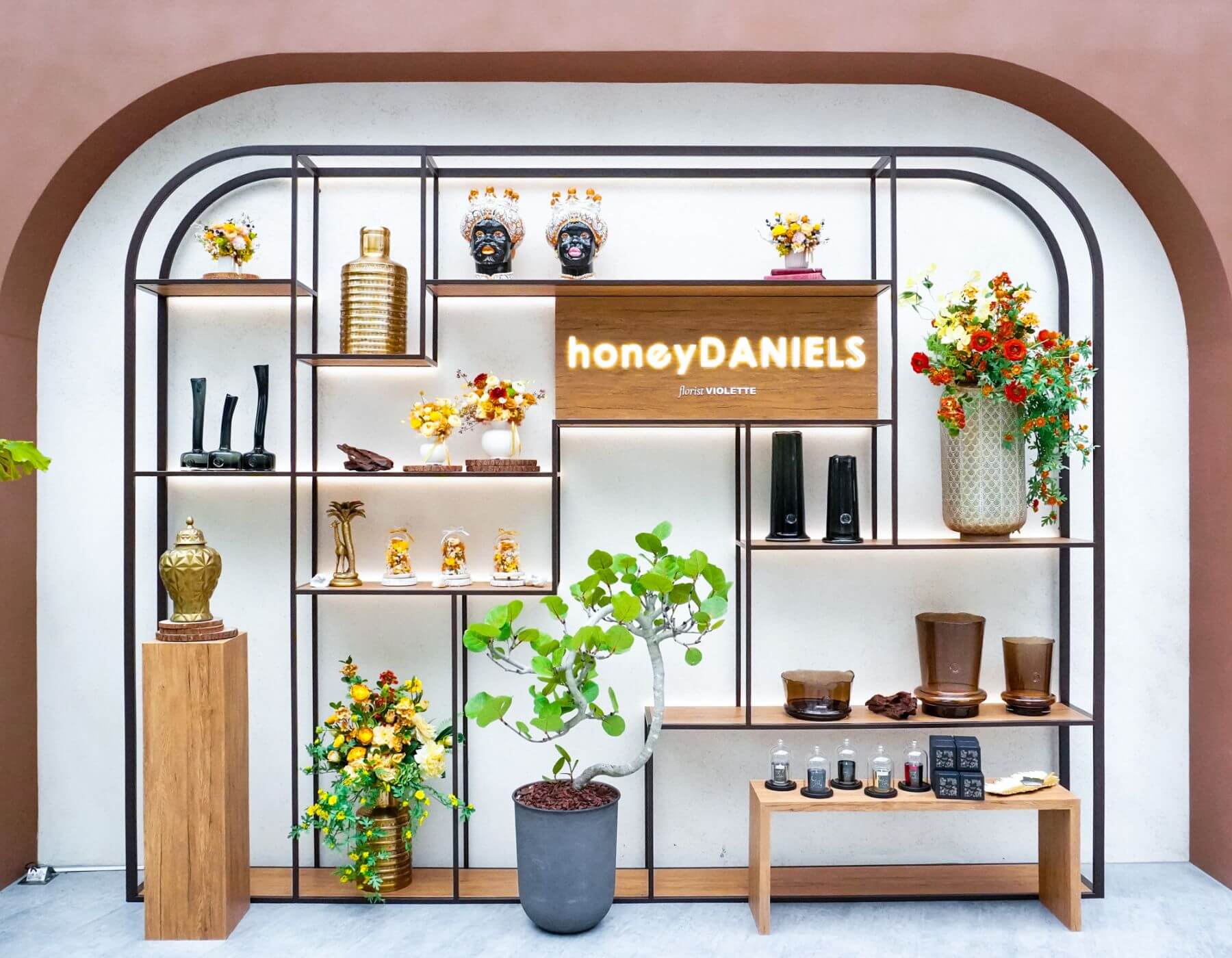 眾多國際精品指定合作對象「honeyDANIELS florist丹尼爾花藝」，運用花藝跨足大型展場佈置，巧妙融合「橘」、「吉」意象創意打造吉祥道主題布景。