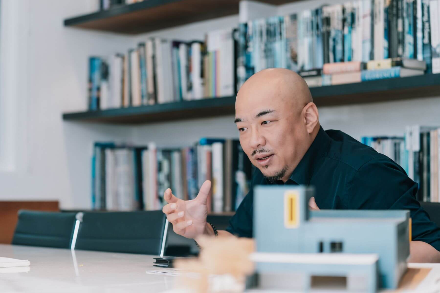 林彥穎在大學畢業前便取得建築師證照，旋即投入職場，28歲時，邀集橫跨空間、景觀與室內規劃等設計師加入公司。（攝影／KRIS KANG）