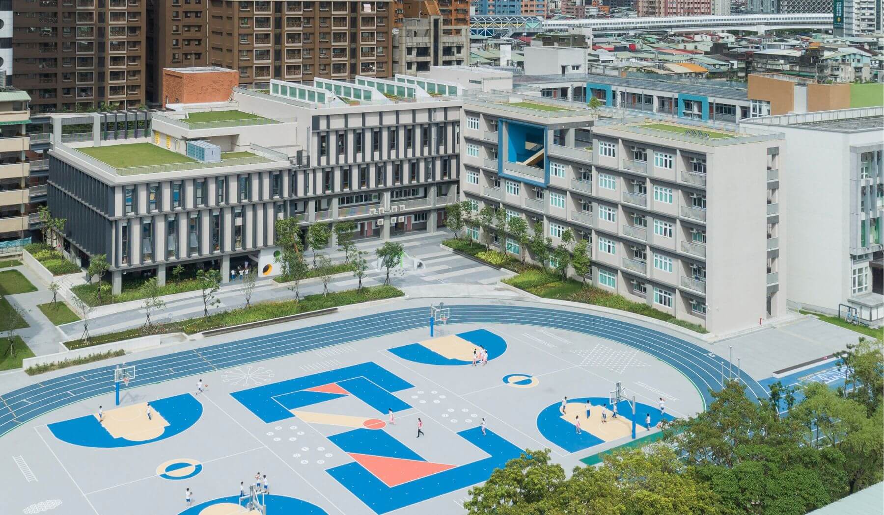 位在新北市板橋區的新埔國小，建築團隊透過空間規劃為老校舍規劃新的空間經驗，獲得2022年「國家卓越建設獎」最佳規劃設計類特別獎。（圖片／十彥建築師事務所）