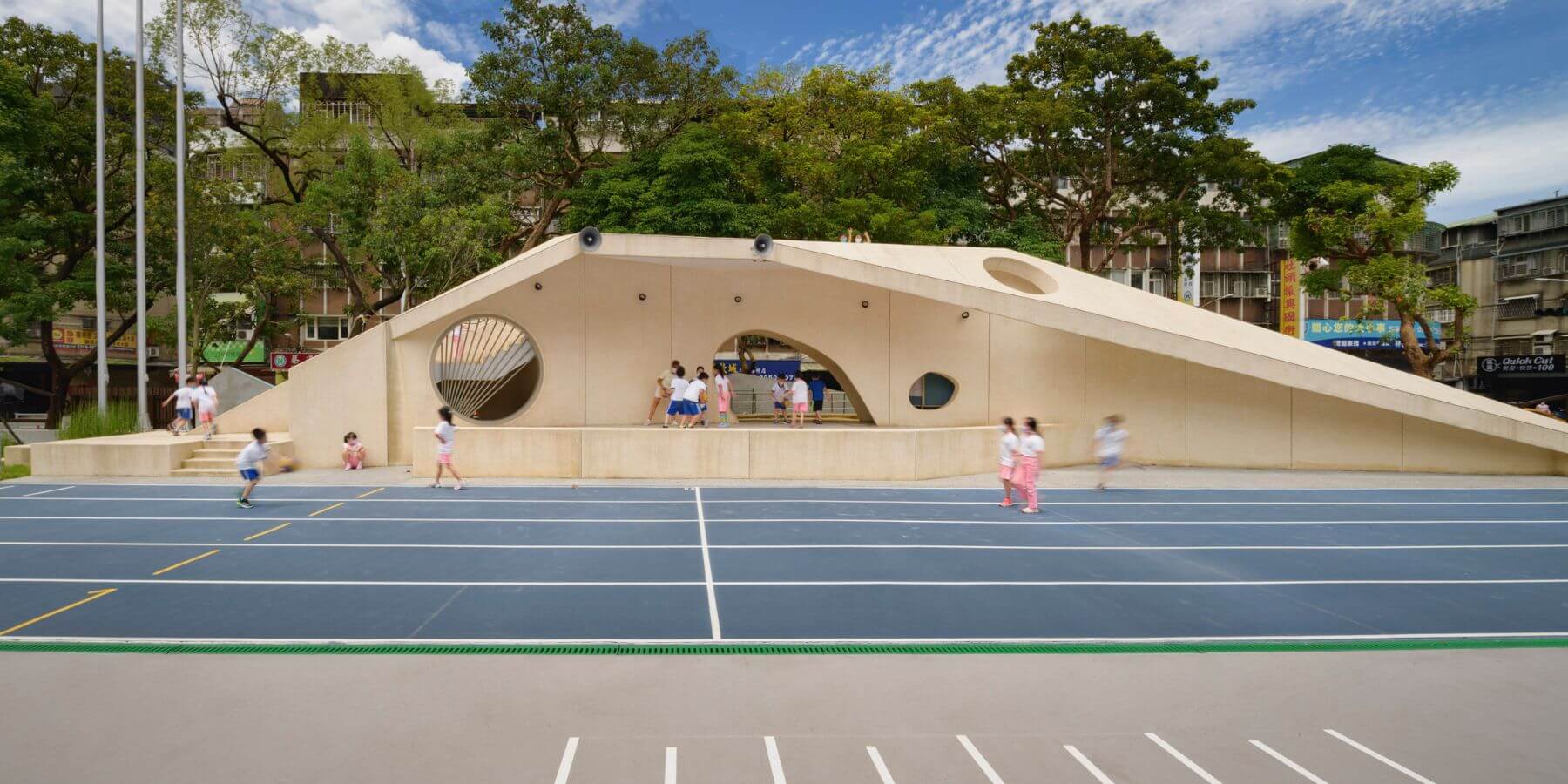 如果將司令台視為一種象徵，林彥穎想要做的，便是把平等的概念植入進去。（圖片／十彥建築師事務所）