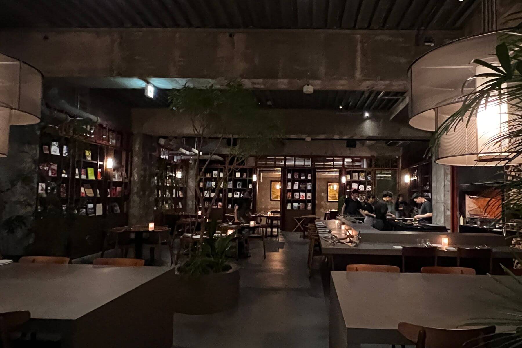 367燃木燒烤餐廳，牆上選書皆與料理相關。