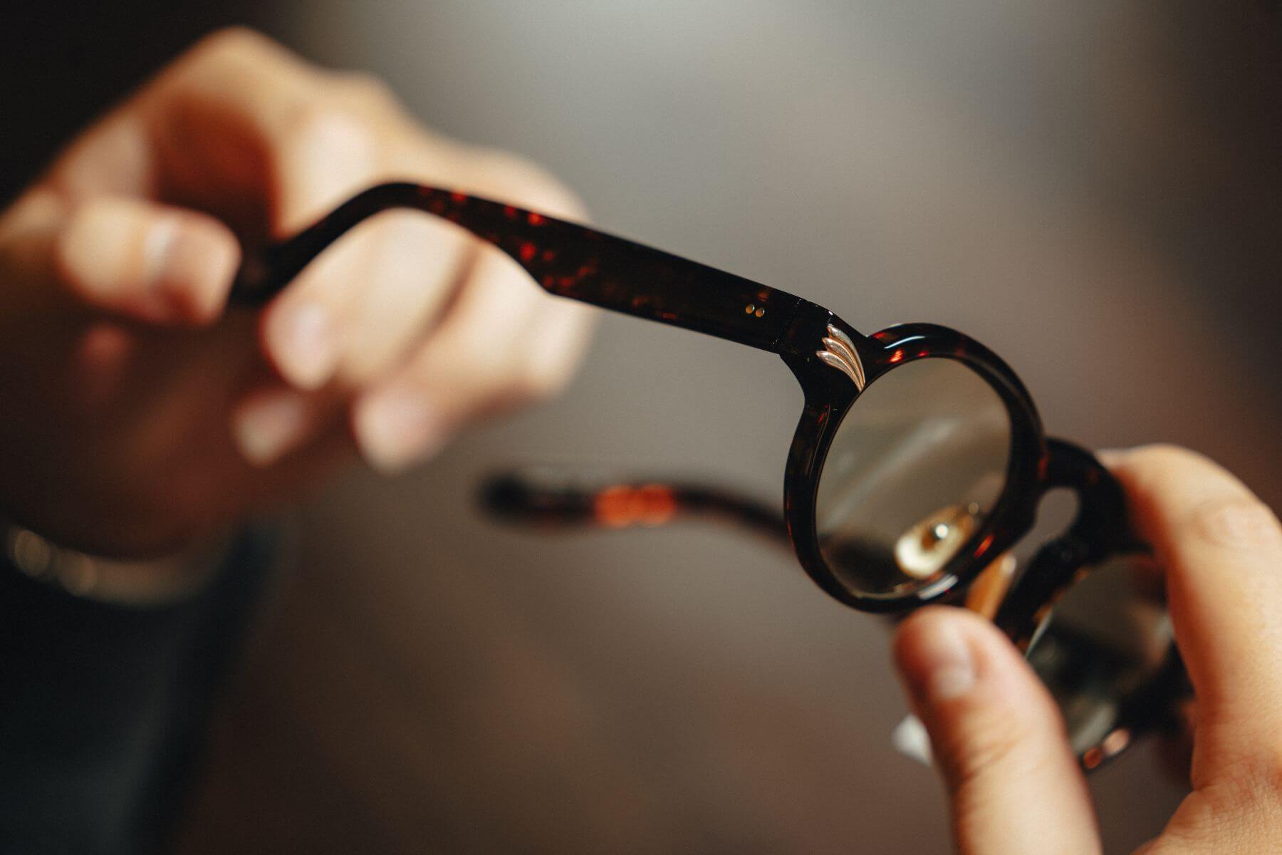 日本手工眼鏡「Groover Spectacles」品牌極精細的鷹羽冠手工雕花。