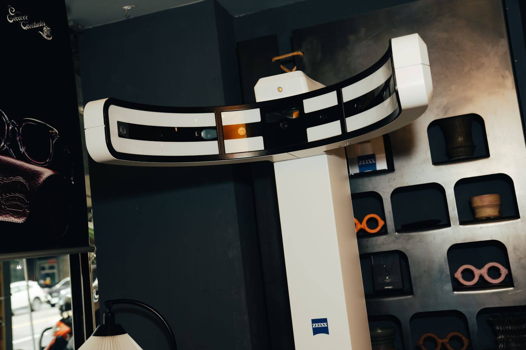 久必大眼鏡行引進全套德國蔡司儀器。（圖片為儀器局部照）。