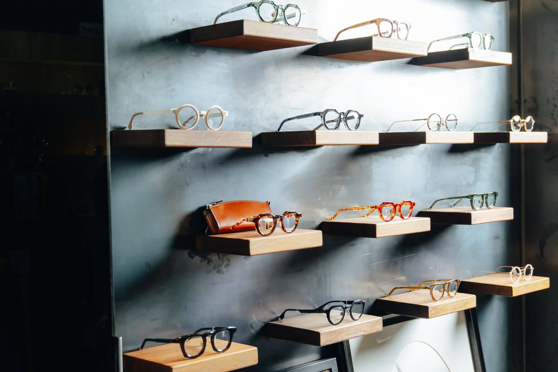 久必大眼鏡行持續精進專業、探索眼鏡美學的的無限可能。