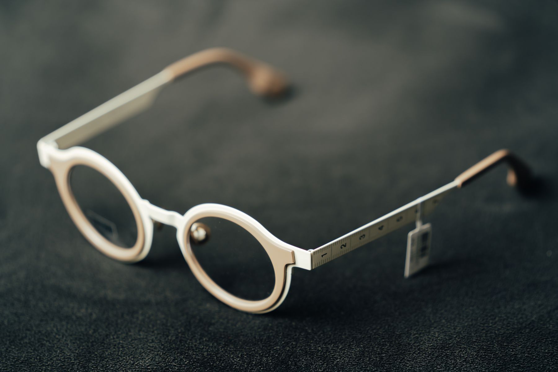 日本新銳設計師品牌「Filton」從象徵大頭針的鏡腳芯、鏡腳的布尺等細節反映著主理人的時尚與藝術產業經驗。