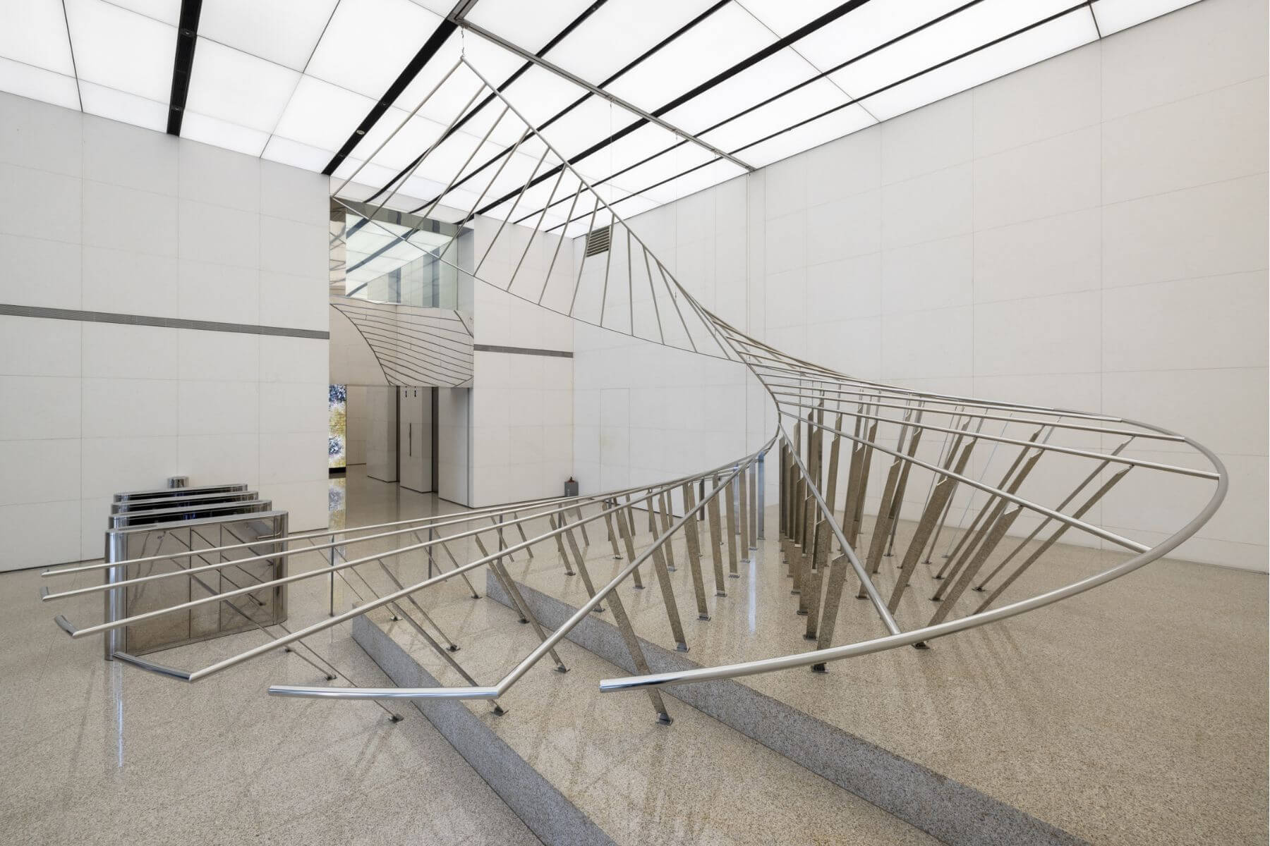 「當自由盛開成舞」管制公私領域的界線「欄杆」，如同掙脫束縛般充滿生命力的舞動姿態。