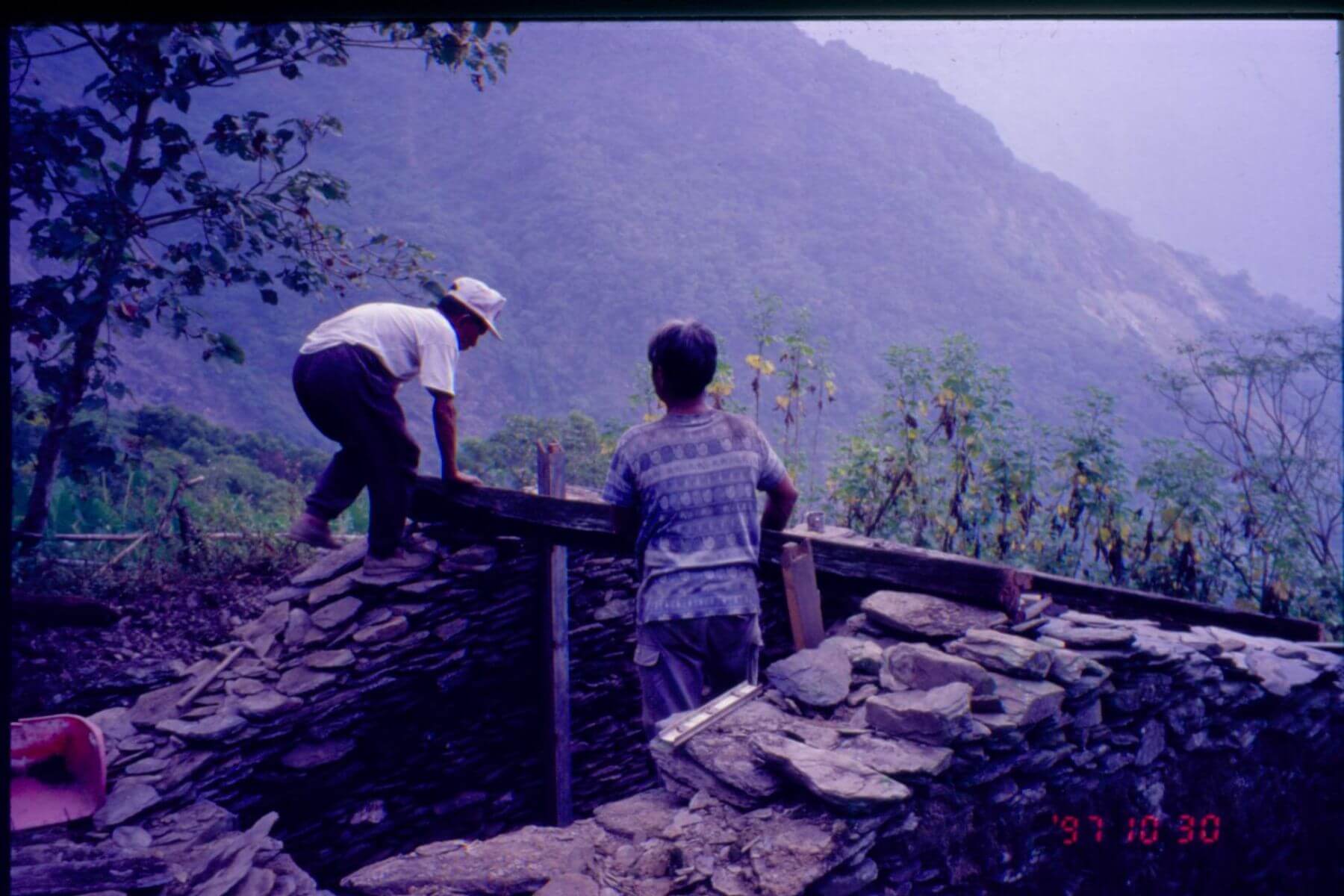 1998年舊好茶傳統營造修復人才培育研習班石板屋重建過程。（圖片／臺大城鄉基金會）