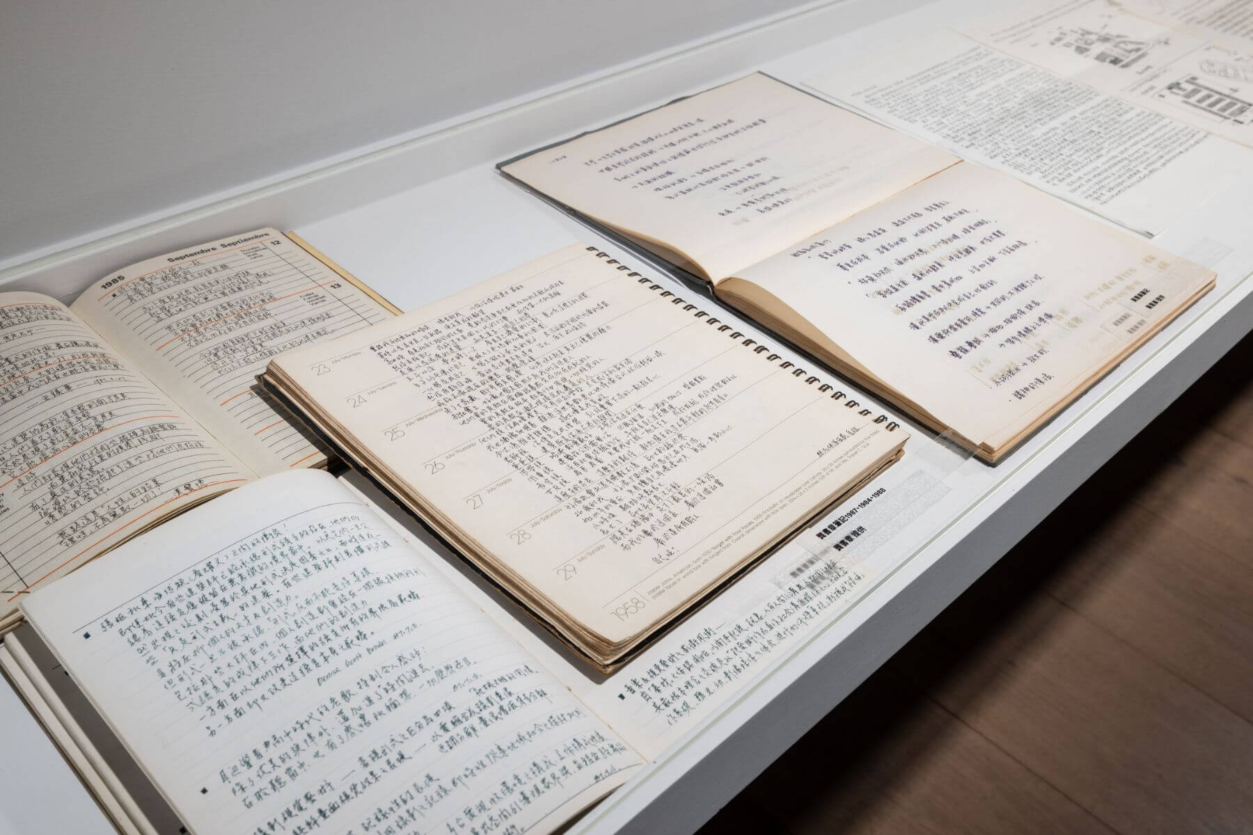 展覽研究小組與忠泰美術館團隊耗費兩年多籌備，展示超過四百件文件檔案。