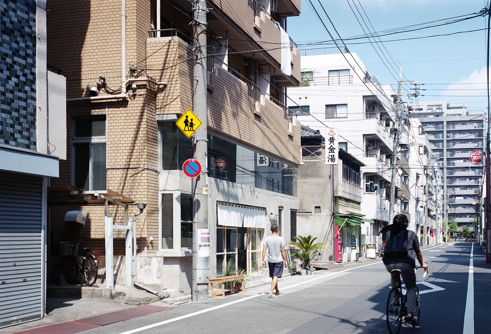 黃金湯座落於東京晴空塔腳下的墨田區錦糸町。漫步於相撲文化、職人工藝與下町風情交織的街區，不妨走進黃金湯，感受東京最貼近日常的一面。Photograph credit : Yurika Kono 