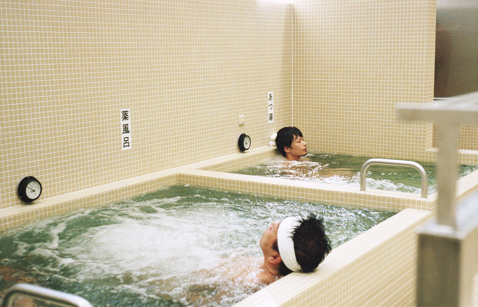 浴場。浴池採用自地下汲取、再經軟水設備處理的超軟水，溫潤柔和的水質輕撫肌膚。抬頭望向漫畫家ほしよりこ所繪製的富士山錢湯壁畫，靜靜享受屬於自己的療癒時光。Photograph credit : Yurika Kono
