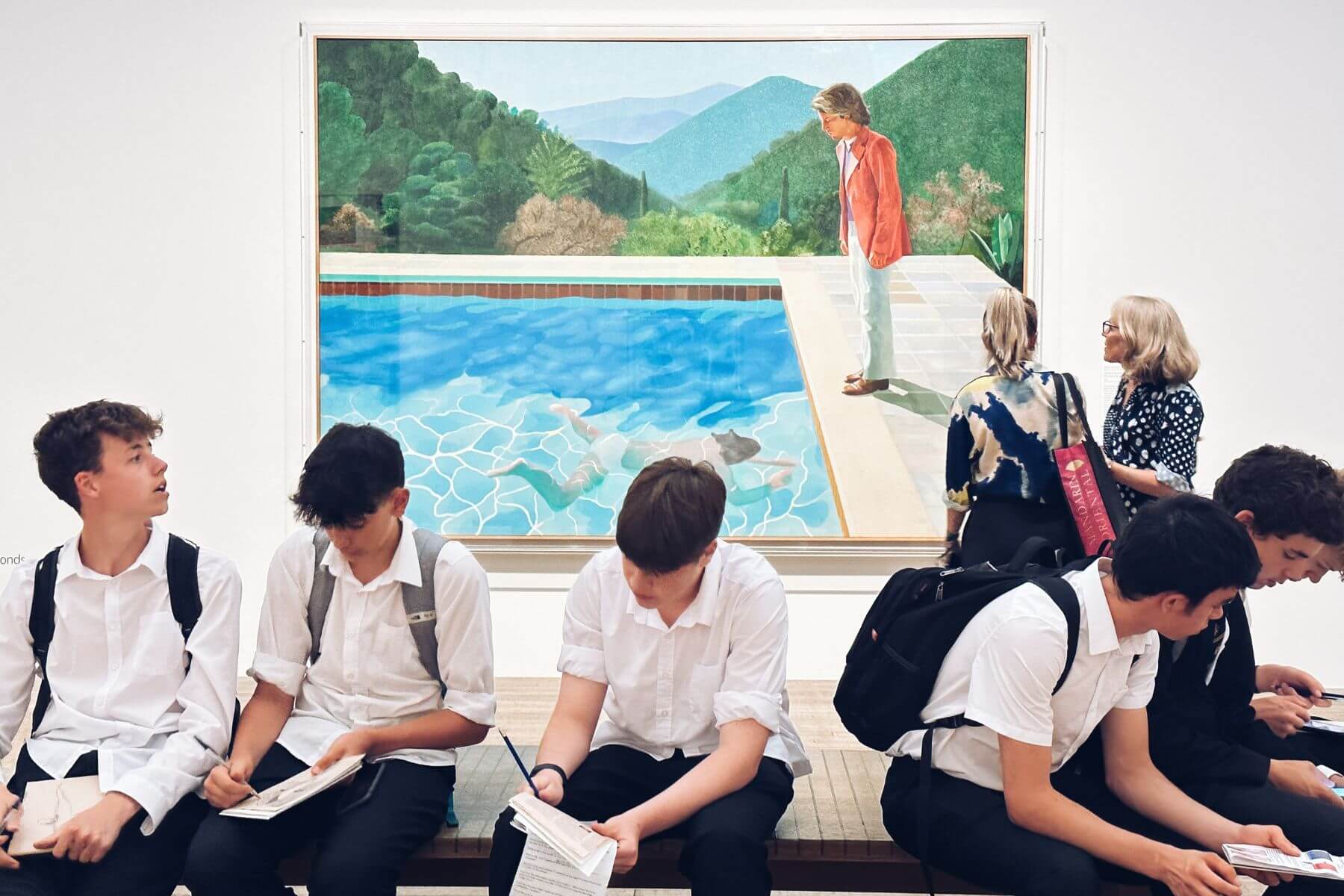 英國泰德現代美術館展覽「Capturing the Moment」現況，展出大衛・霍克尼繪出的〈一位藝術家的畫像（游泳池與兩個人）〉創在世藝術家的最高拍賣紀錄。（圖片提供／國巨基金會YAGEO Foundation）