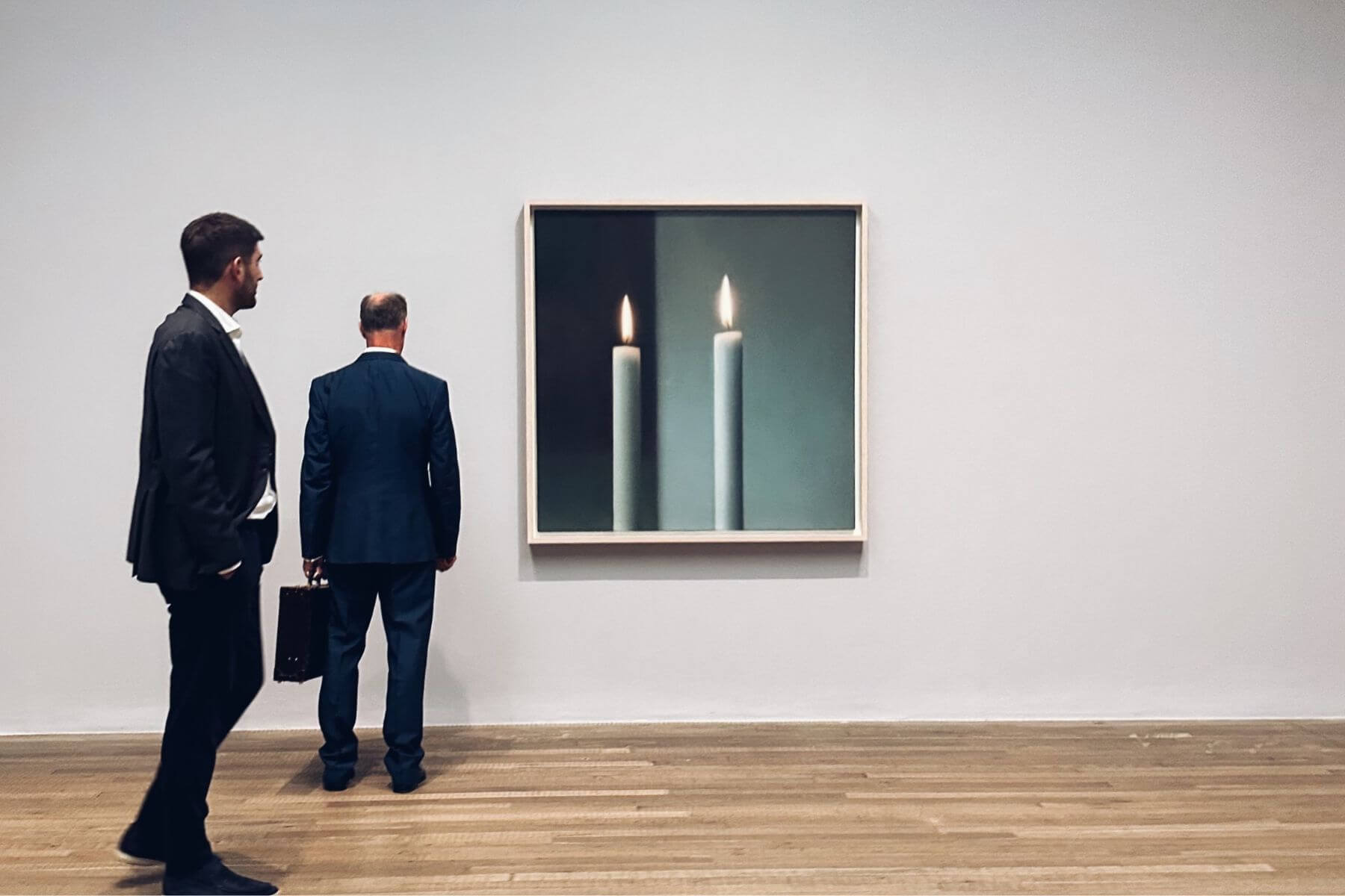 英國泰德現代美術館展覽「Capturing the Moment」展場一隅，民眾正在觀賞格哈德．里希特 （Gerhard Richter）作品〈Two Candles〉（圖片提供／國巨基金會YAGEO Foundation）