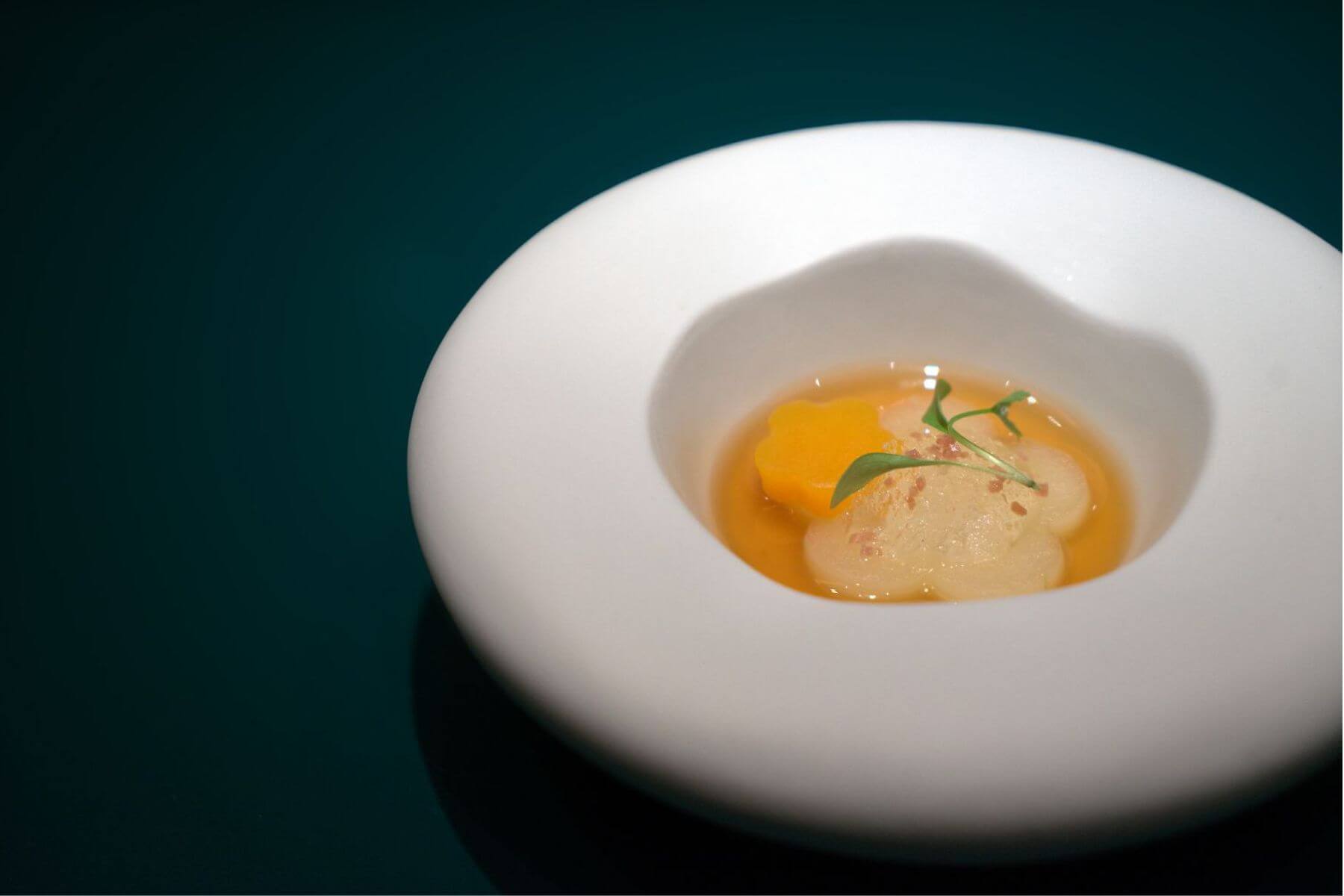 「小雪凝華」底層以花雕酒蒸蛋白為基底。