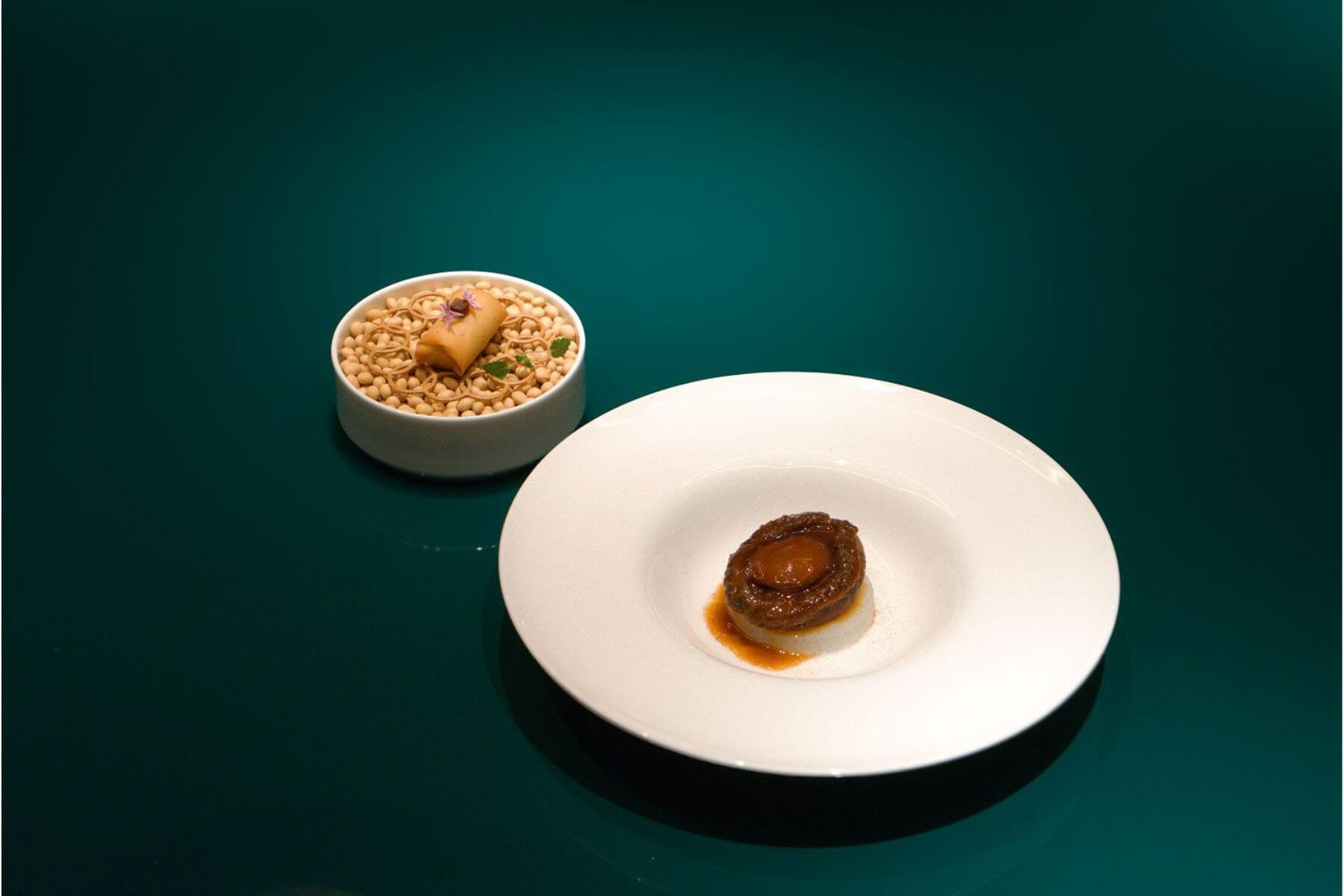 「冬至珍饈」嚴選新鮮南非鮑魚為主角，佐以鮑魚戈渣。