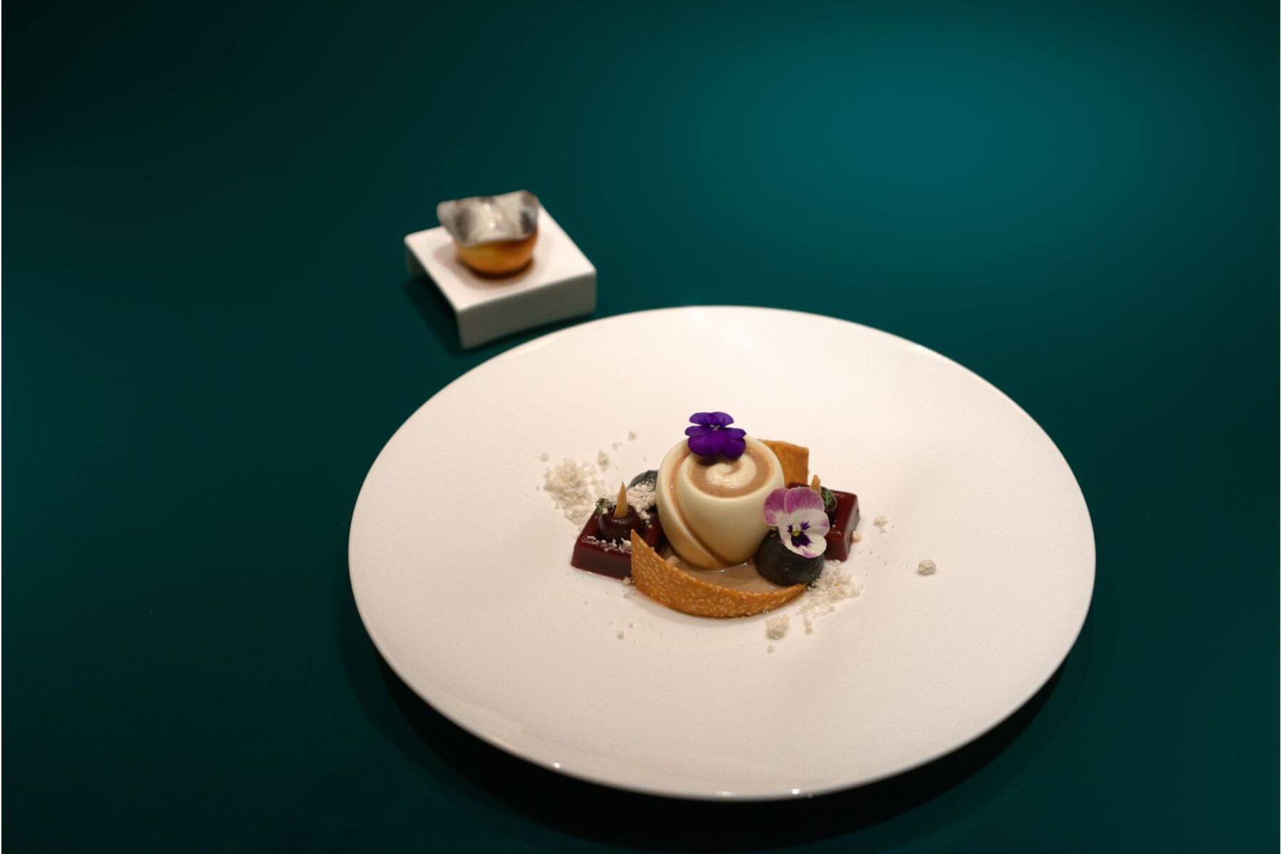 菜單尾聲「冬藏潤養」巧妙融合中西元素。