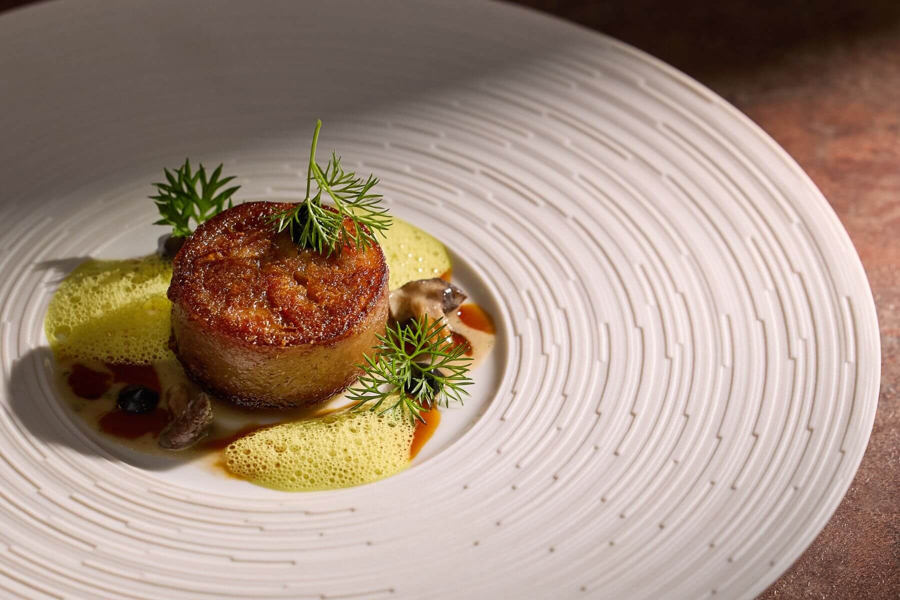 江丕禮主廚以台灣黑毛豬尾詮釋秋天溫潤意象。（圖/le beaujour芃卓）