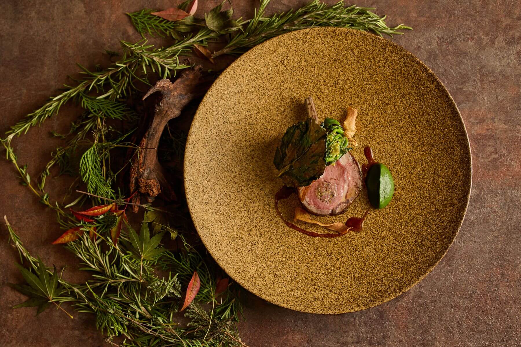 主菜森韻選用澳洲貴妃羊，以油淋法增加肉質香氣。（圖/le beaujour）