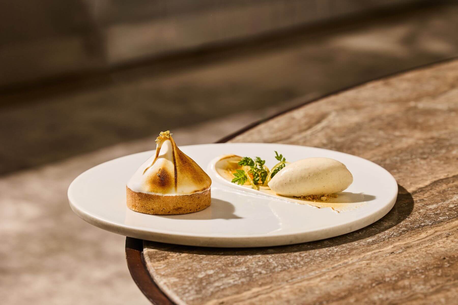 下午茶限定的「法式檸檬塔/焦烤蛋白霜/大溪地香草莢」。（圖/le beaujour芃卓）