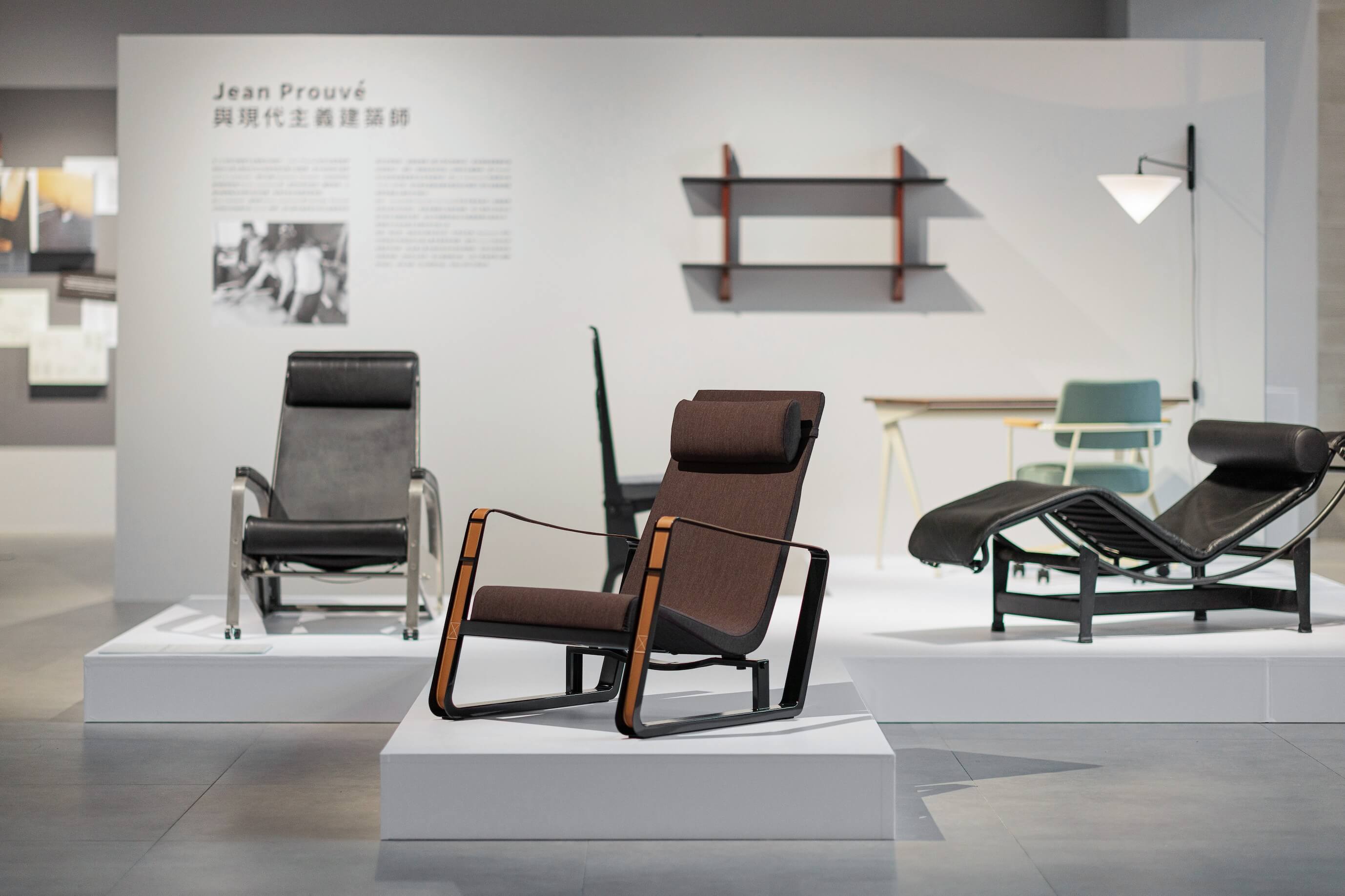 展場中間呈現現代建築之父柯比意、設計先鋒佩利安，於1928共同設計的《LC4》躺椅，以及 Prouvé設計的Grand Repos與Klappstuhl等珍稀老件。