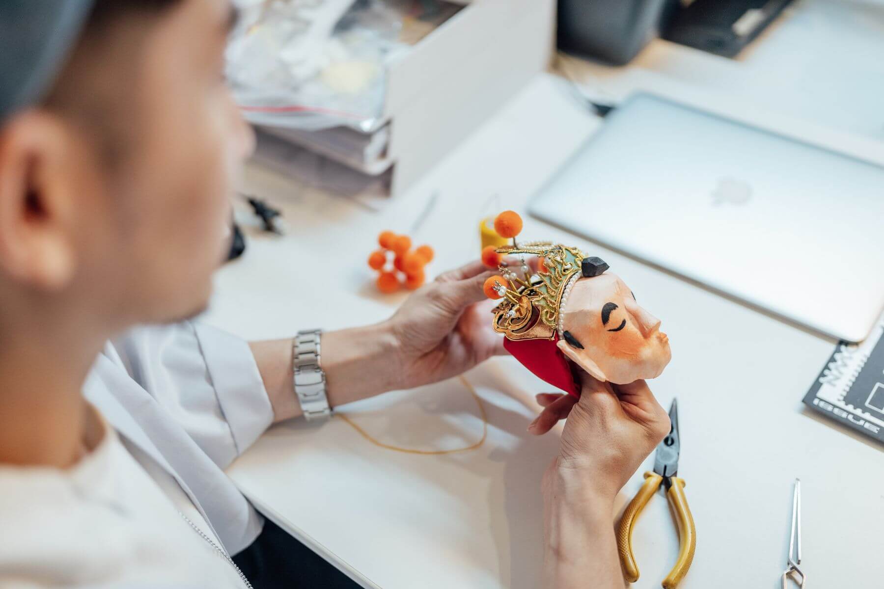 無論是神將還是戲服,都是李育昇及工作夥伴們一針一線縫製而成。