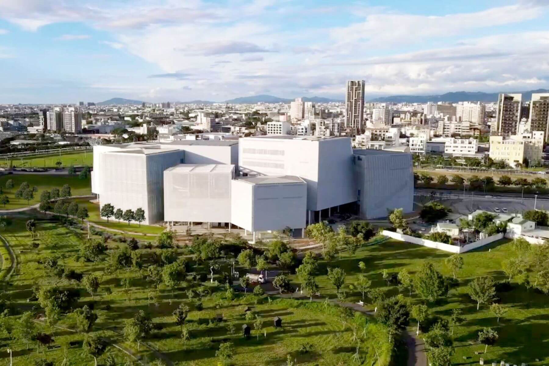 即將完工的台中綠美圖為日本國際級建築師妹島和世、西澤立衛的SANAA事務所與劉培森事務所攜手合作完成。