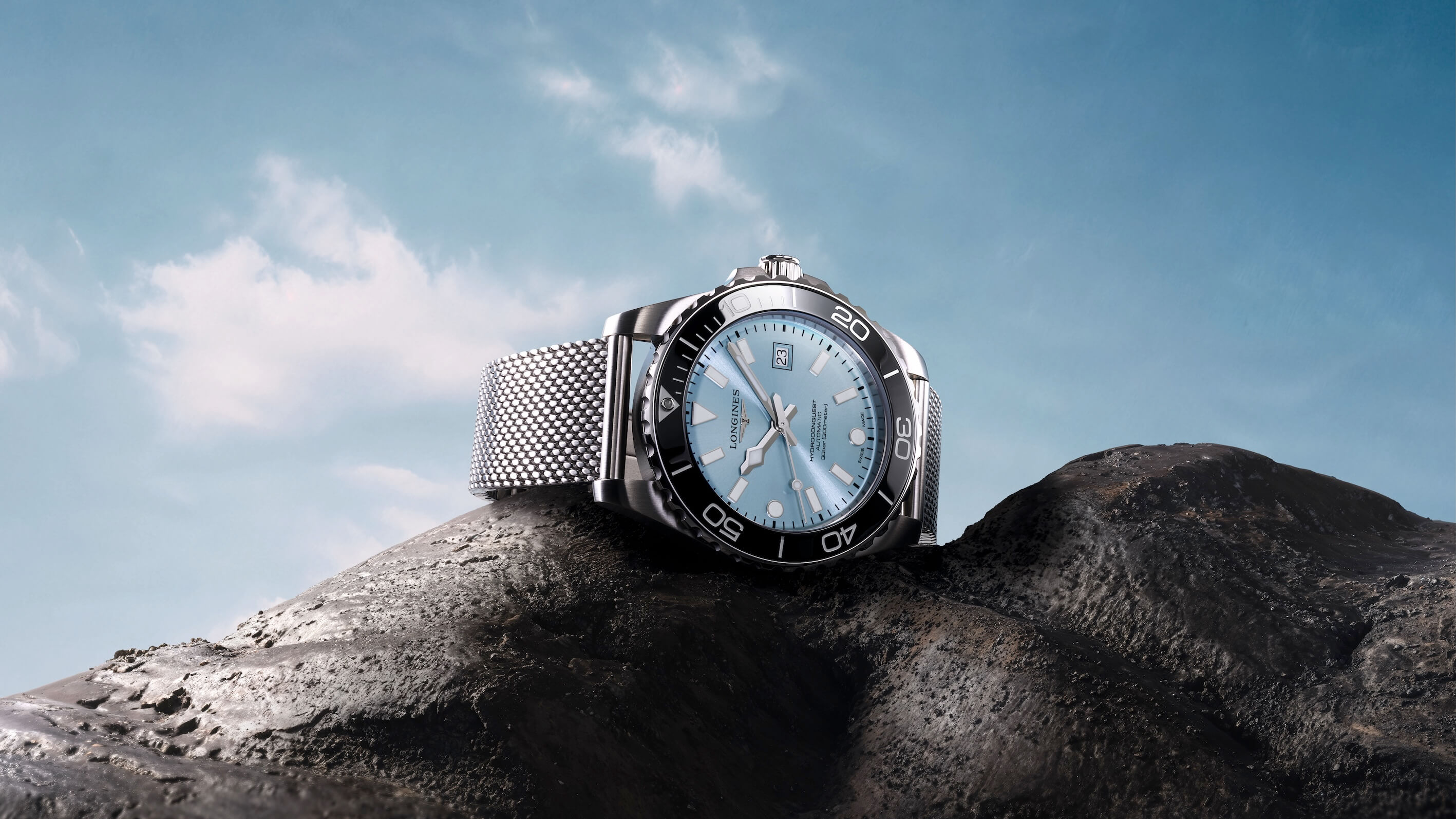 HYDROCONQUEST深海征服者系列磨砂霜霧藍面盤搭配米蘭網狀錶鏈