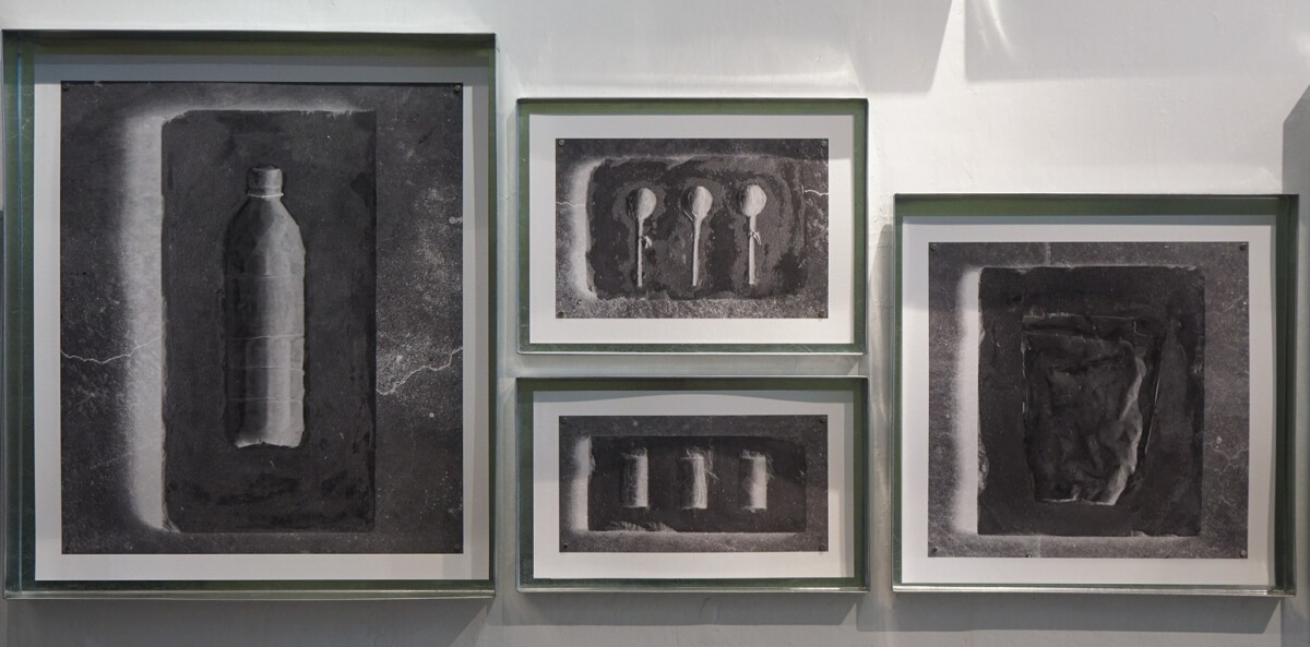 李卓媛以攝影中負像的概念，拍攝倒模物件後的水泥標本。