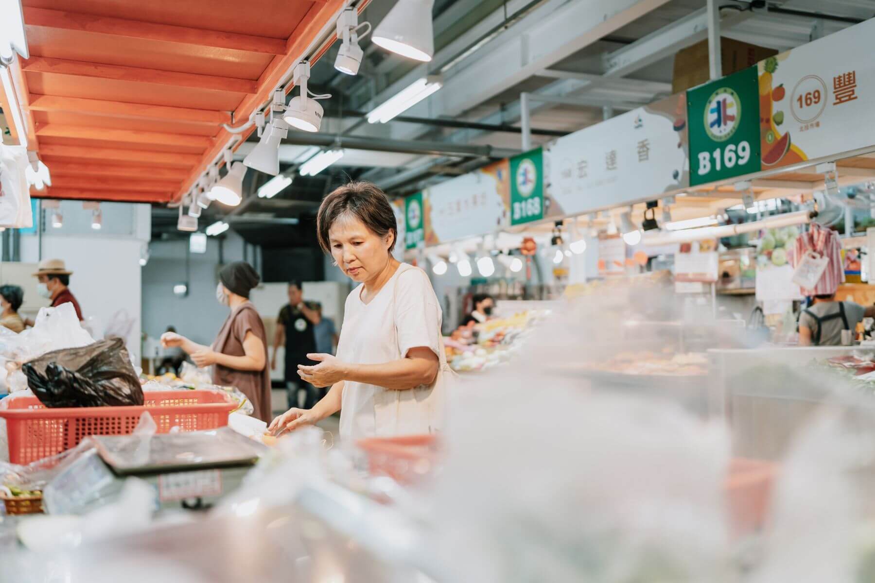 陸莉莉逛菜市場全程不必掏錢包（一個月結一次菜錢），可見她與攤家結交30年的情誼。