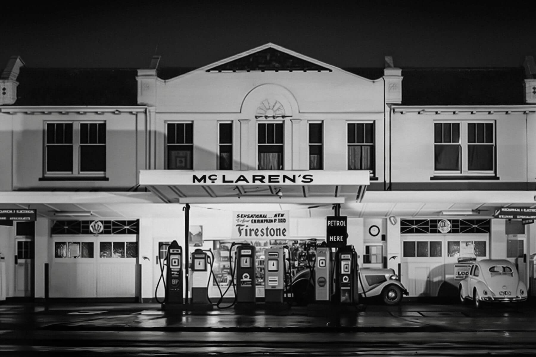 全新品牌標誌靈感源自 Bruce McLaren 父母經營的加油站招牌，這裡也是他打造首輛冠軍賽車的起點。