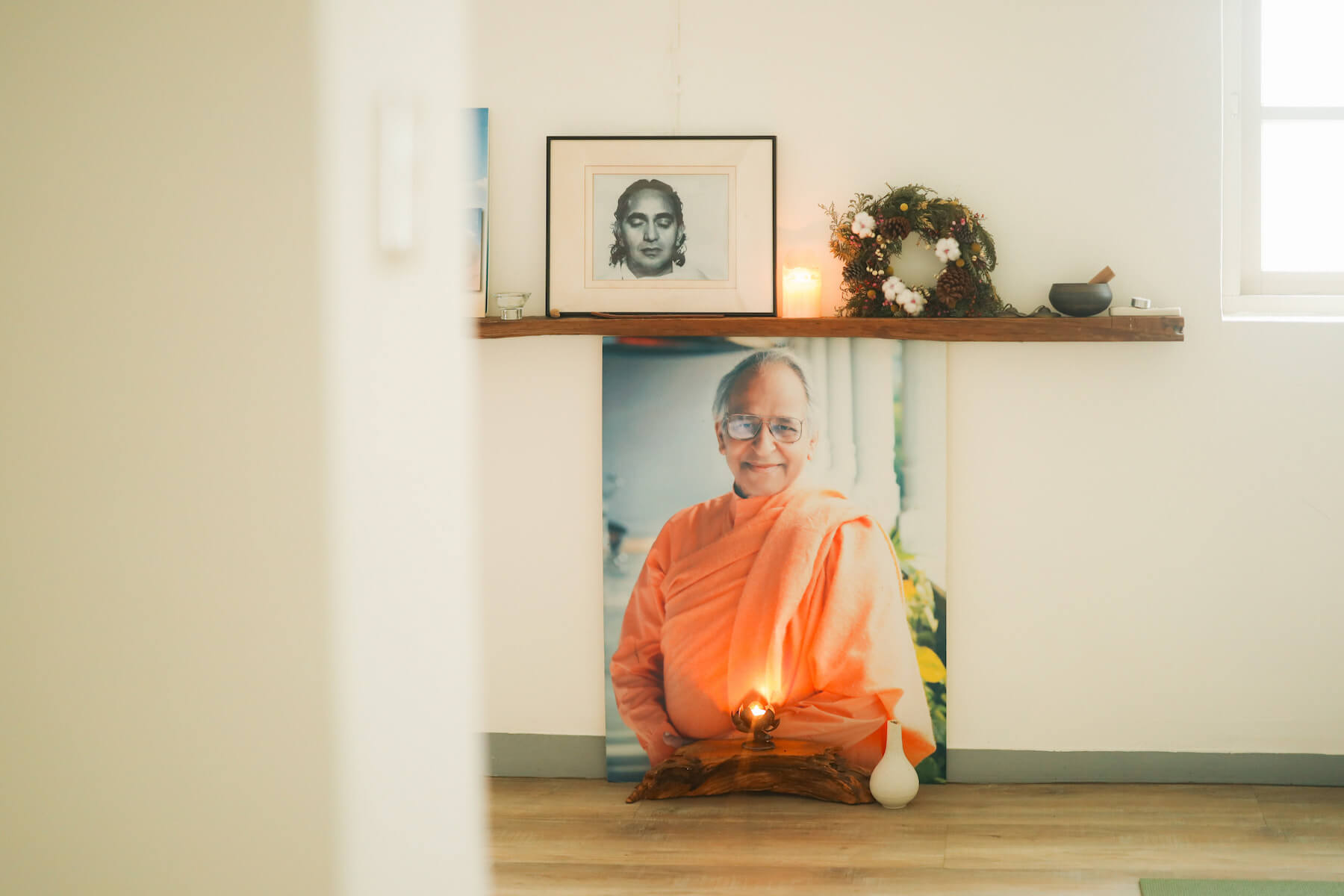 Swami Veda（圖中下方）與他的恩師、喜馬拉雅山瑜伽科學與哲學學院的創辦人Swami Rama（圖中上方）。