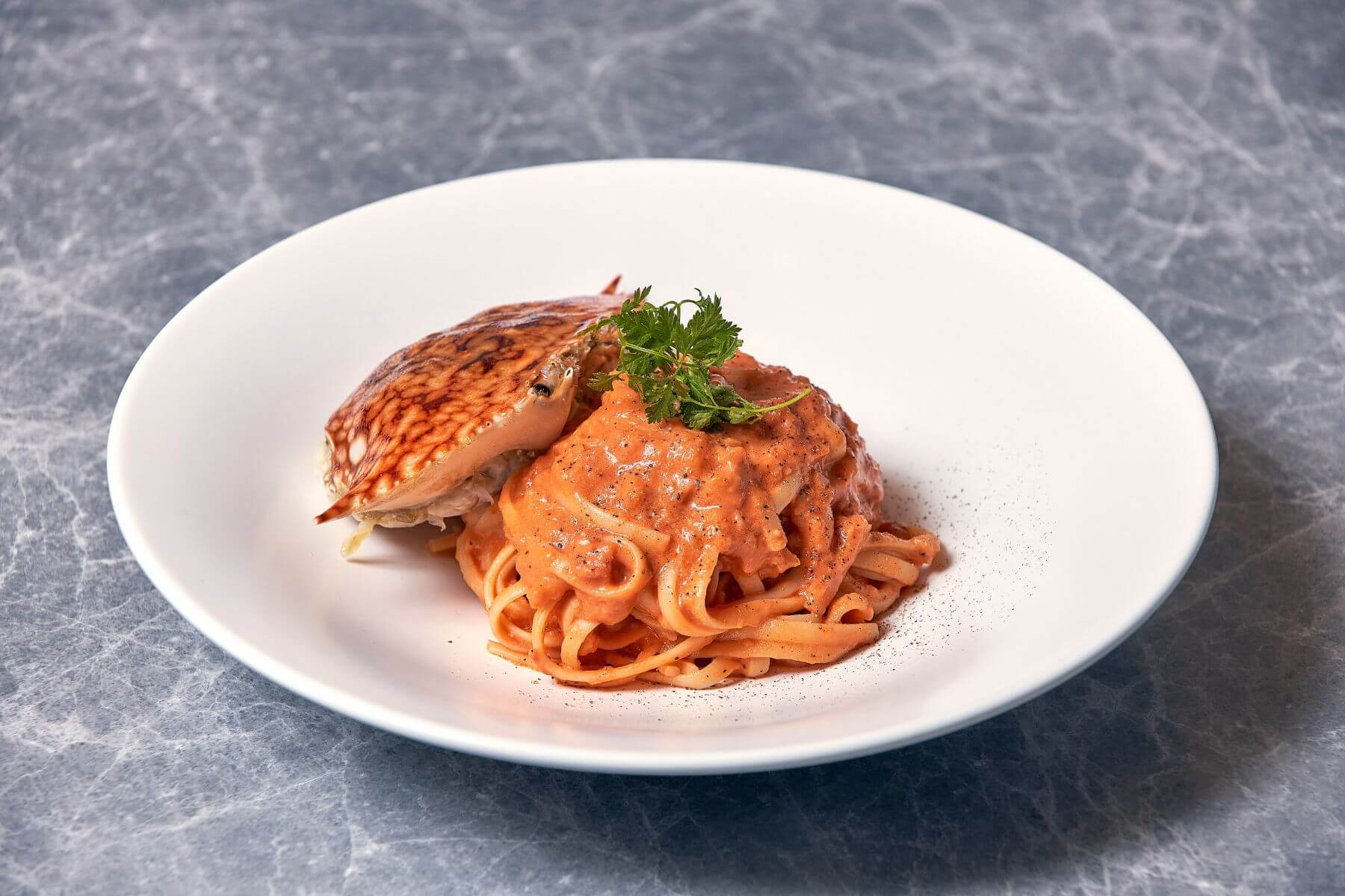 番茄奶油佐渡蟹寬扁麵。