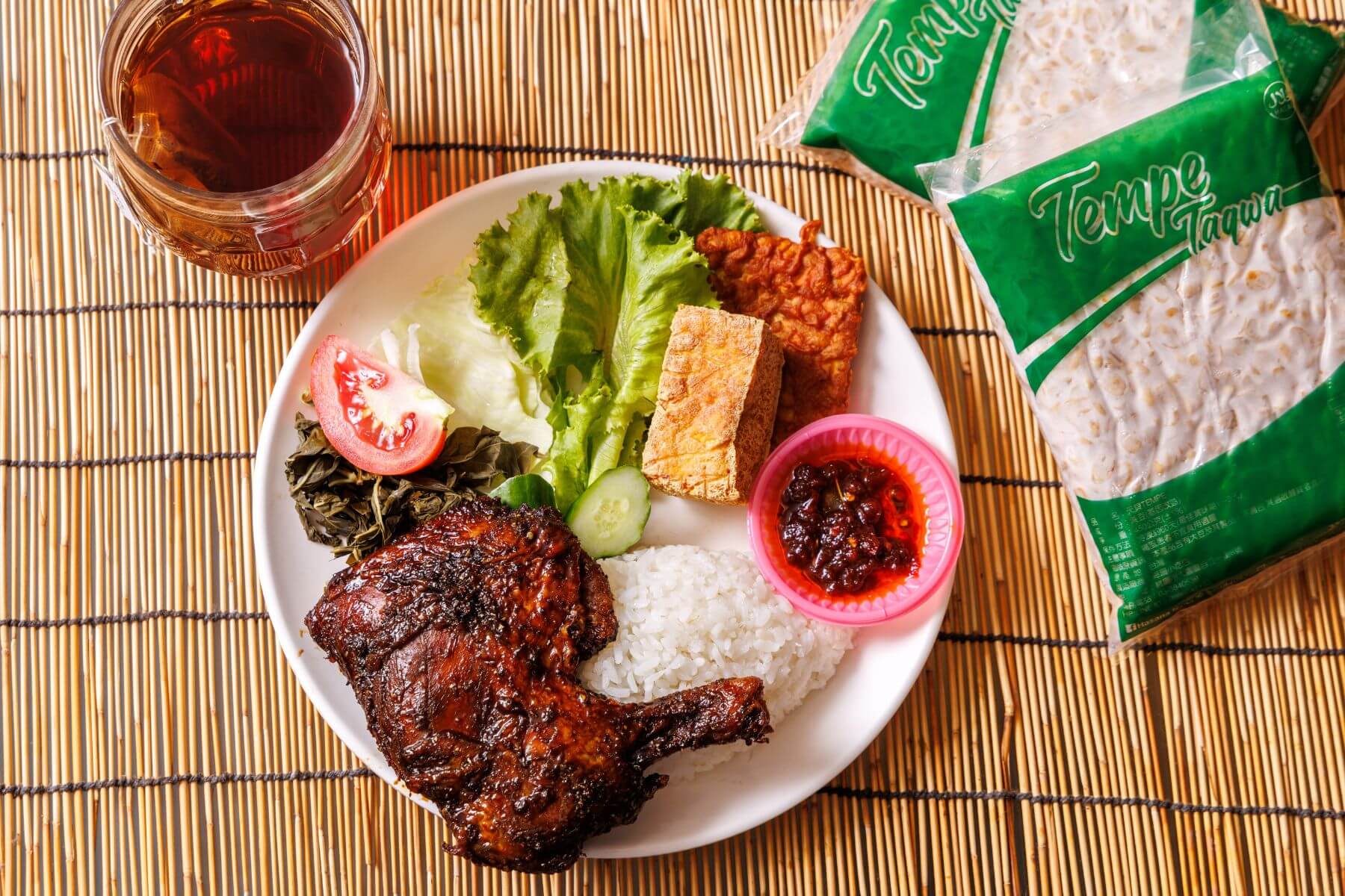 華珍店內最熱銷，也是老闆兒子自己最喜歡的經典菜色烤雞腿飯。