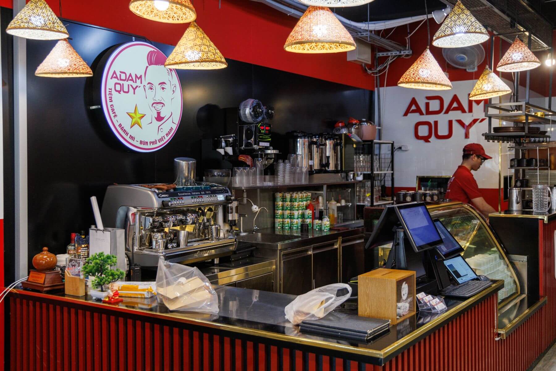 鄰近桃園火車站延平路的「Adam Quy 越南河粉、咖啡／音樂酒吧」。