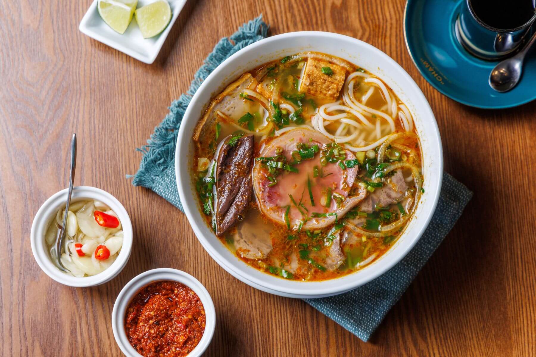 來自中部古城順化（Hue）的順化紅燒牛肉米線（Bún bò Huế）口味較辣、酸。