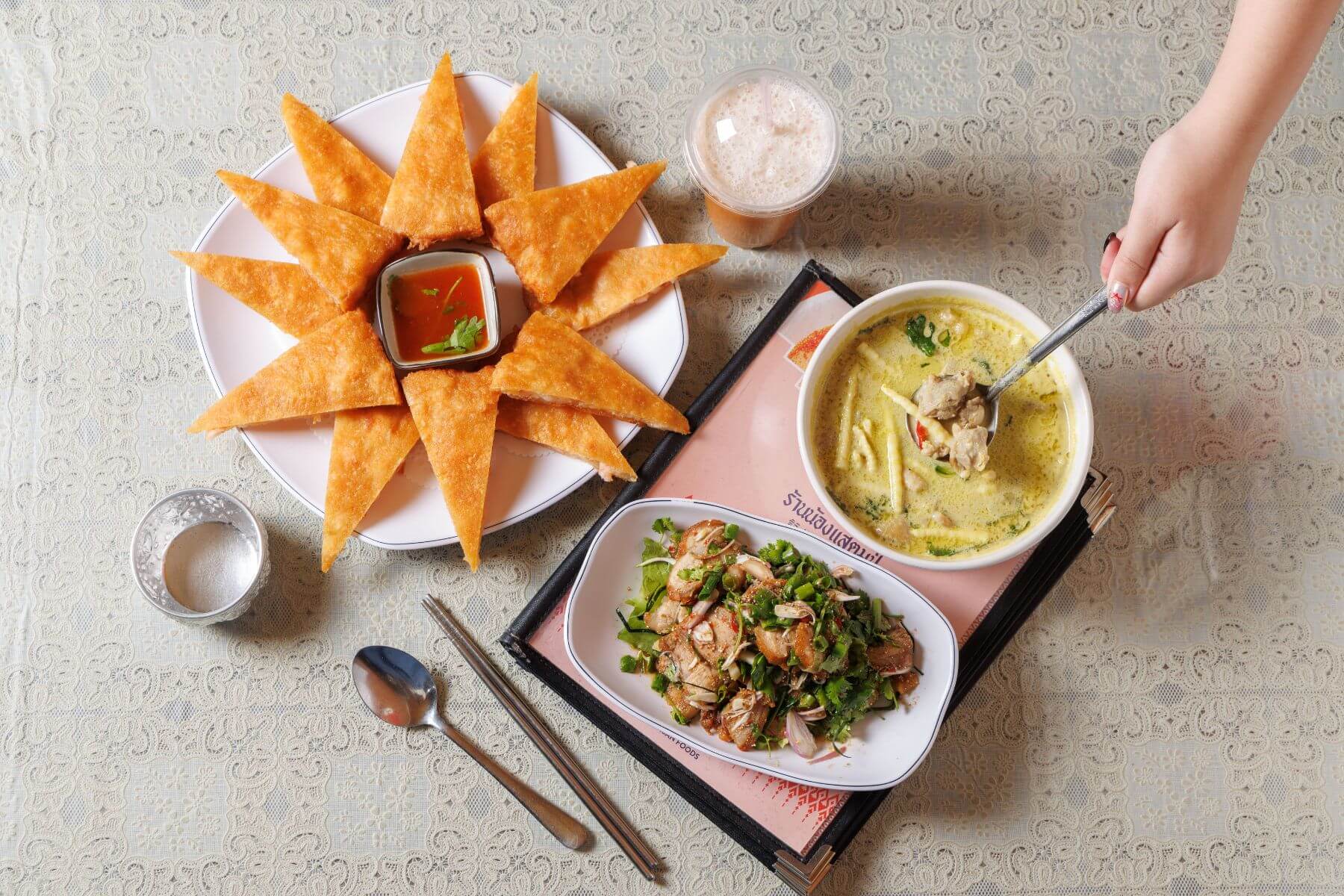 詠順小吃老闆娘秀蘭指出，道地泰國菜一定要有三個味道：辣、酸、甜。