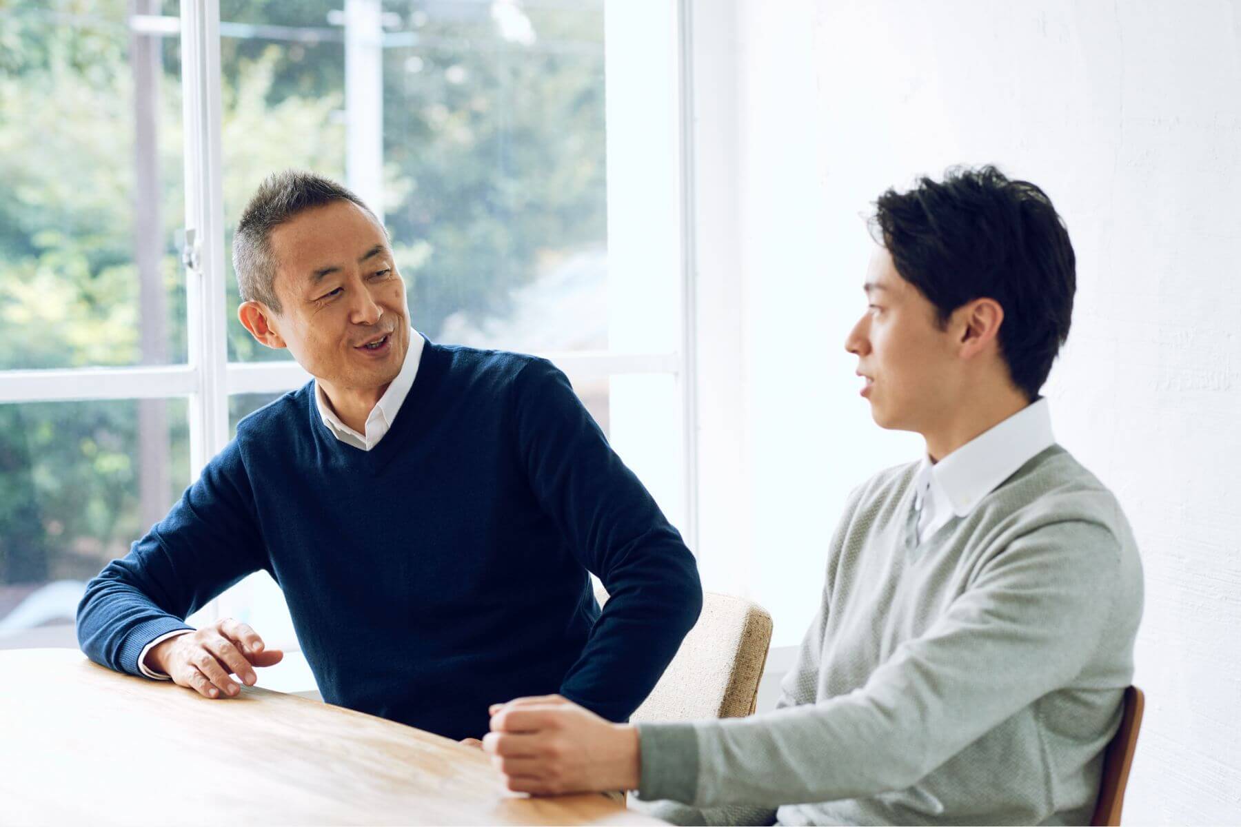 由Monotype Studio的小林章（左）、山田和寛和土井遼太（右）共同打造，Tazugane Gothic是蒙納推出的首款原創日本無襯線字體