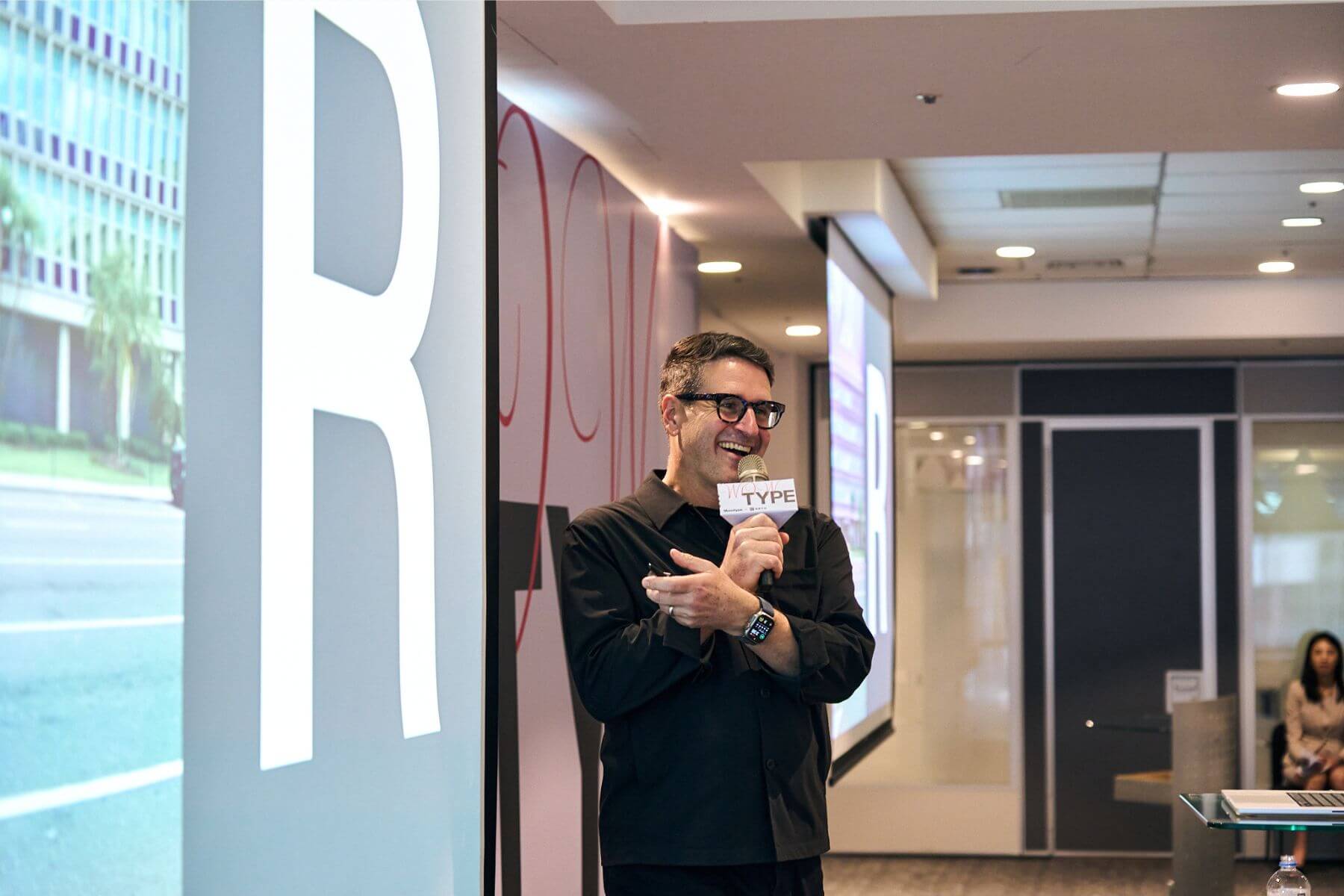 Charles Nix透露在設計客製化字體中，將情感價值與具體物理型態做連結是他覺得最好玩的過程。