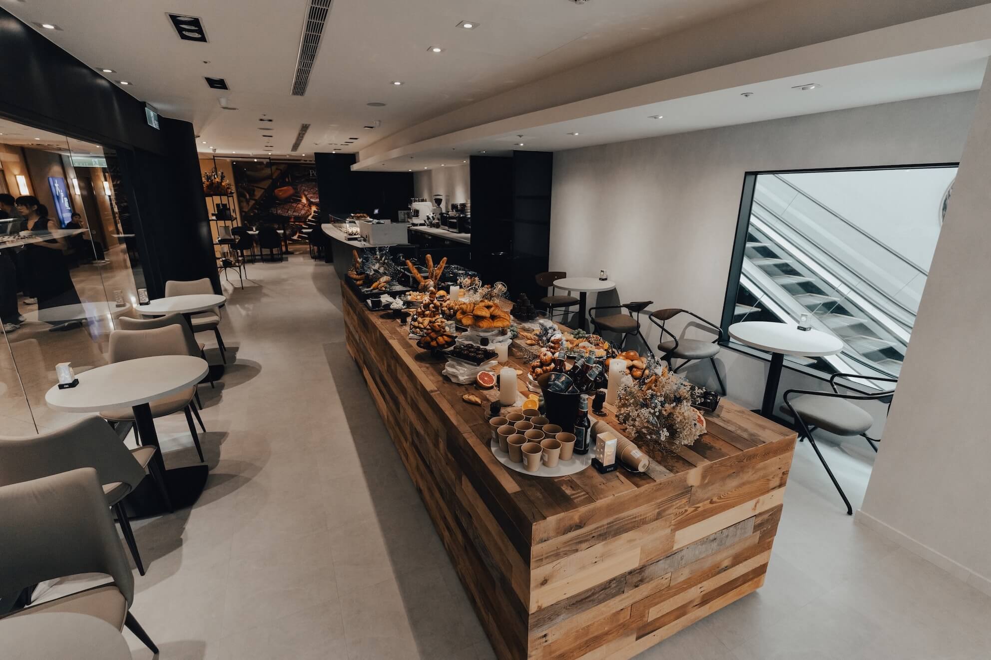  Moon Baking Studio微風廣場店以大量灰、黑色調構築空間氛圍。
