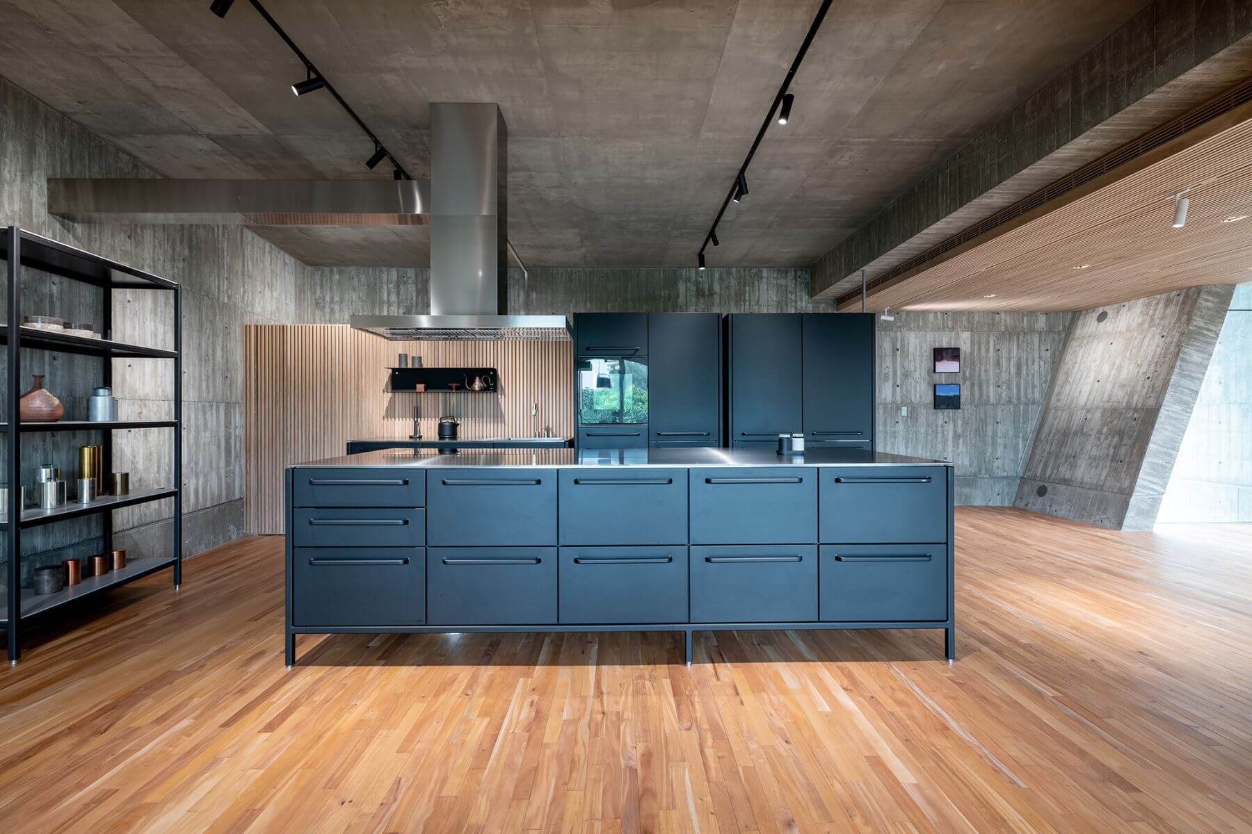 經典的 V1 Kitchen 霧黑廚房,展現沉穩內斂的北歐設計。