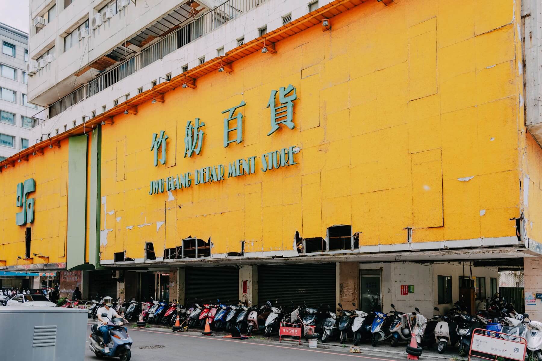 此處建物1960年落成時曾名「台中鐵路大飯店」,是台中豪華飯店的代表之一。後經多次拆除、用途轉換,現「竹舫百貨」也已歇業。