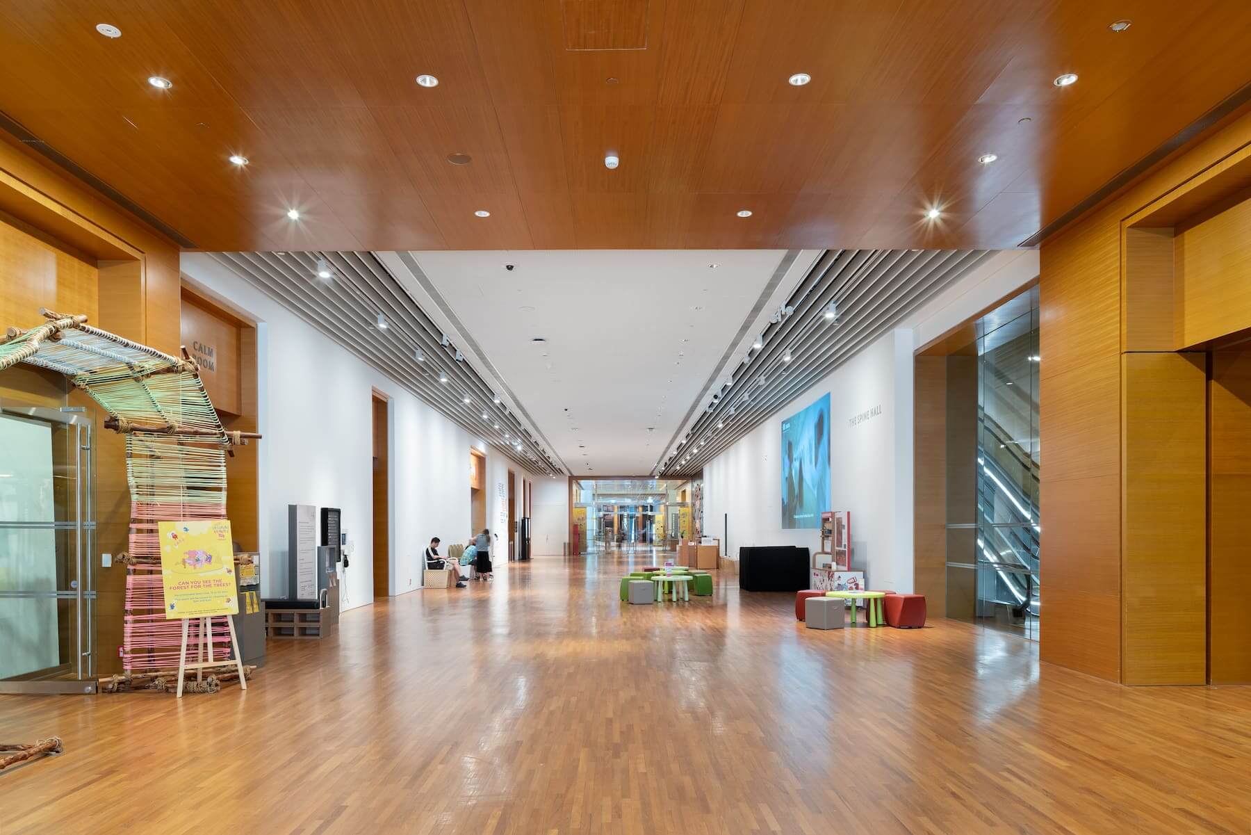 新加坡國家美術館內部保留歷史空間細節，透過修復工藝與當代機能整合，延續百年城市記憶。 ©Sunray Woodcraft Construction