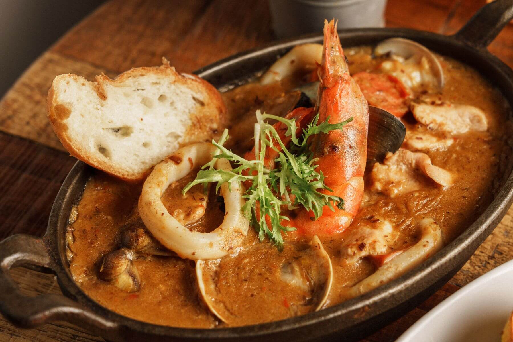 紐澳良海鮮什錦濃湯飯（Seafood, Chicken & Sausage Gumbo）。