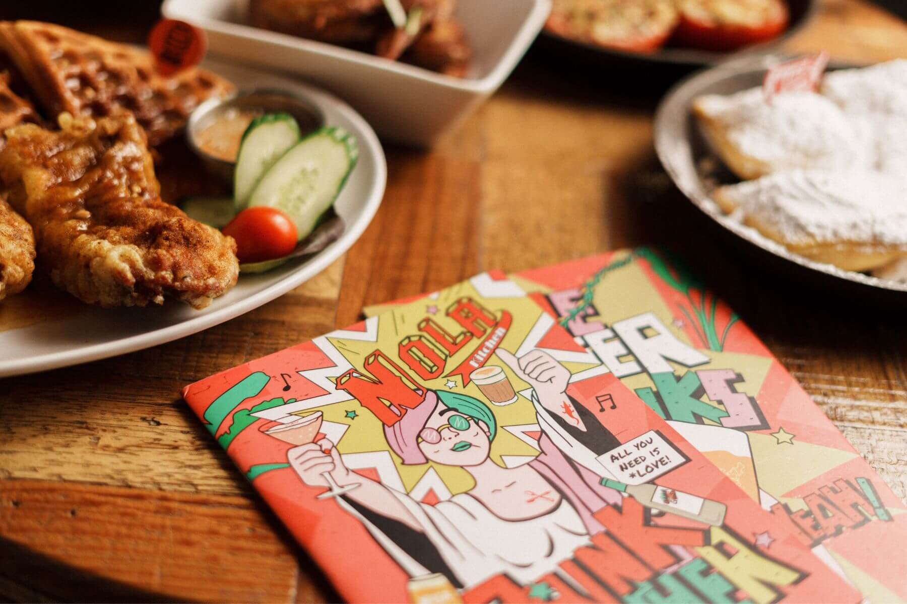 今年重新設計的菜單透過色彩繽紛圖樣和個性鮮明的角色，向美國次文化致敬，營造出「Love Together」的品牌識別。
