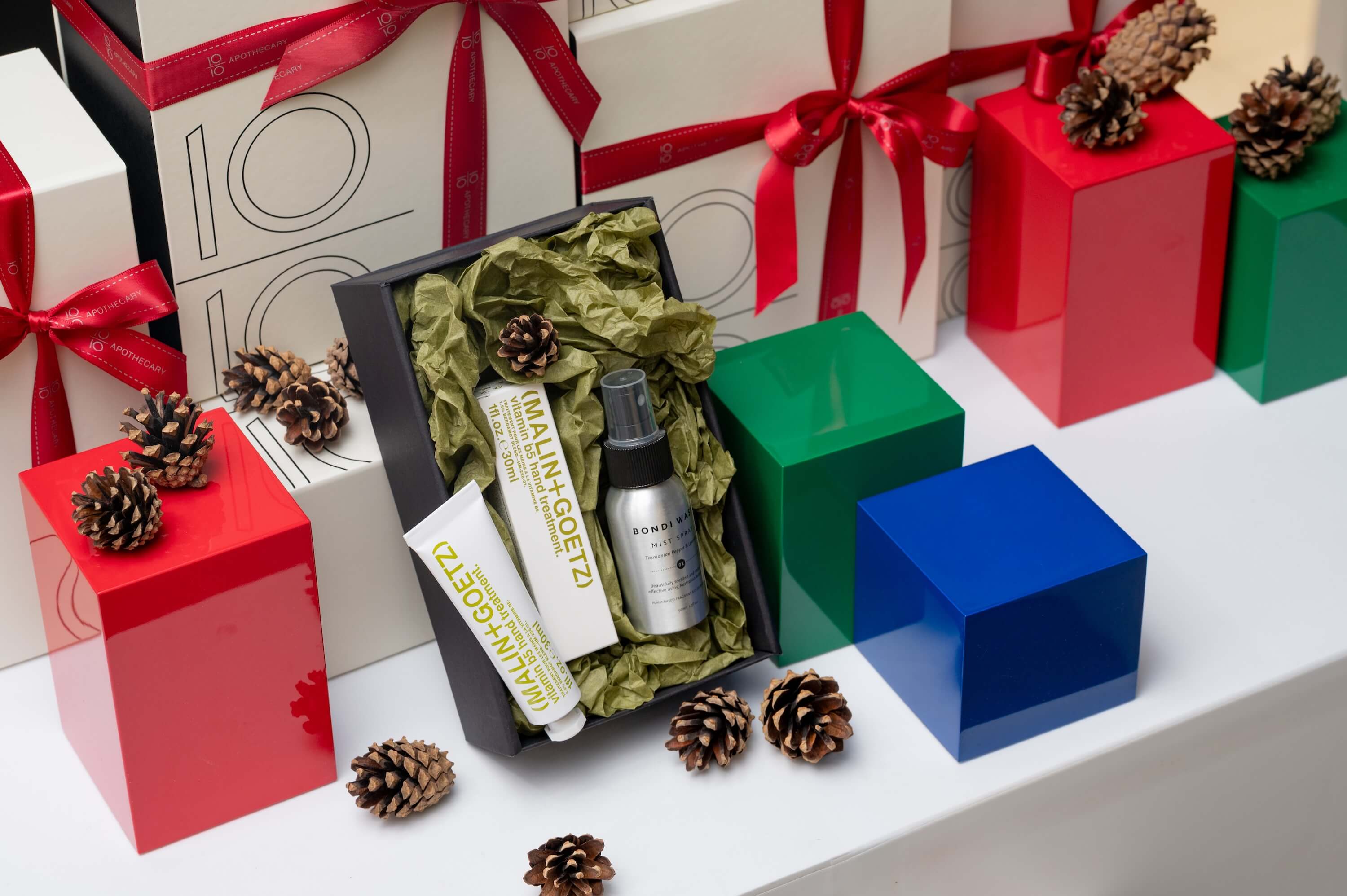 植萃手部防護組包含（MALIN+GOETZ）佛手柑護手霜與BONDI WASH植萃防護噴霧。