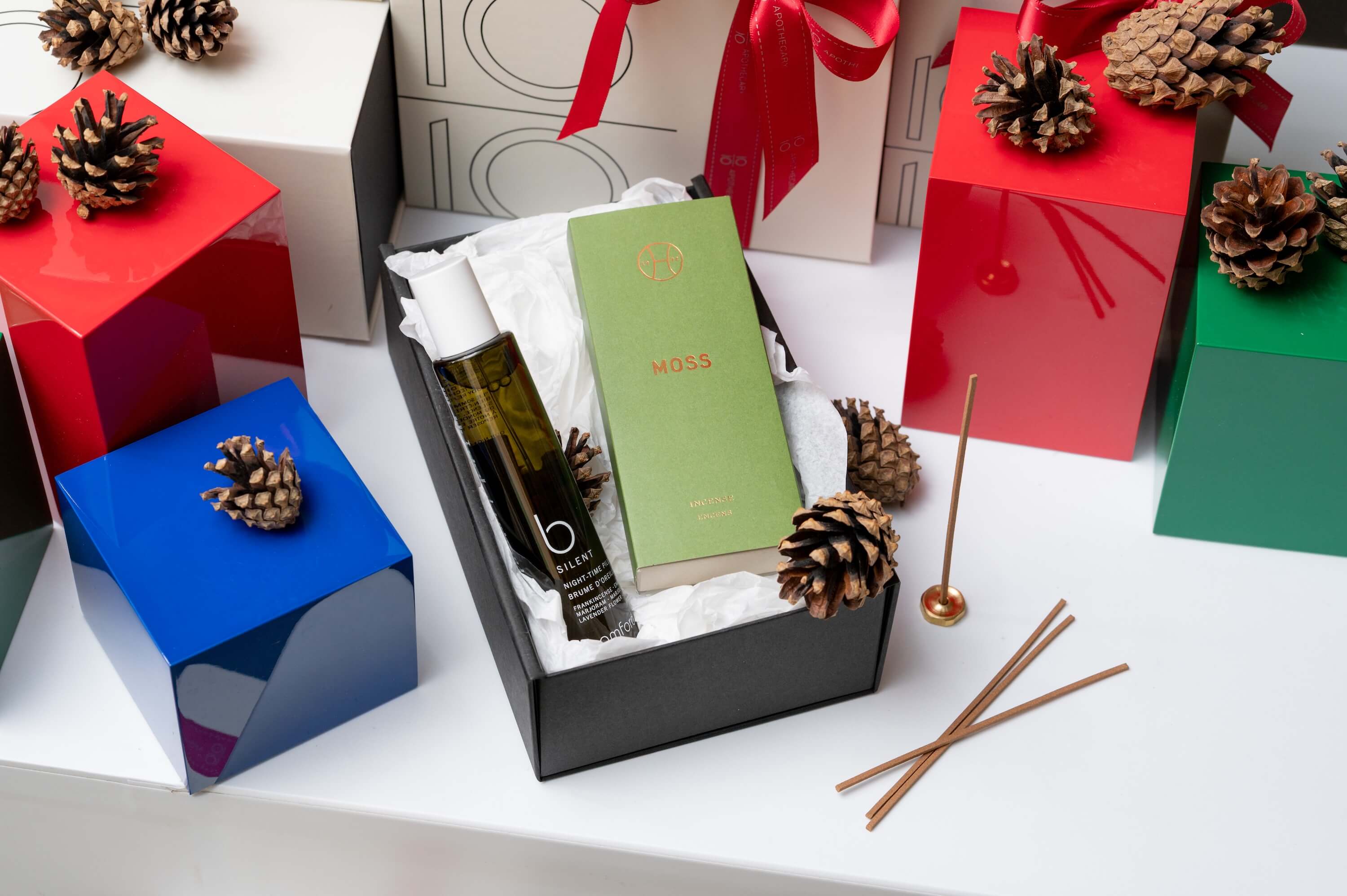 夜晚靜謐香氛組包含Bamford甯靜枕頭噴霧、Perfumer H線香。