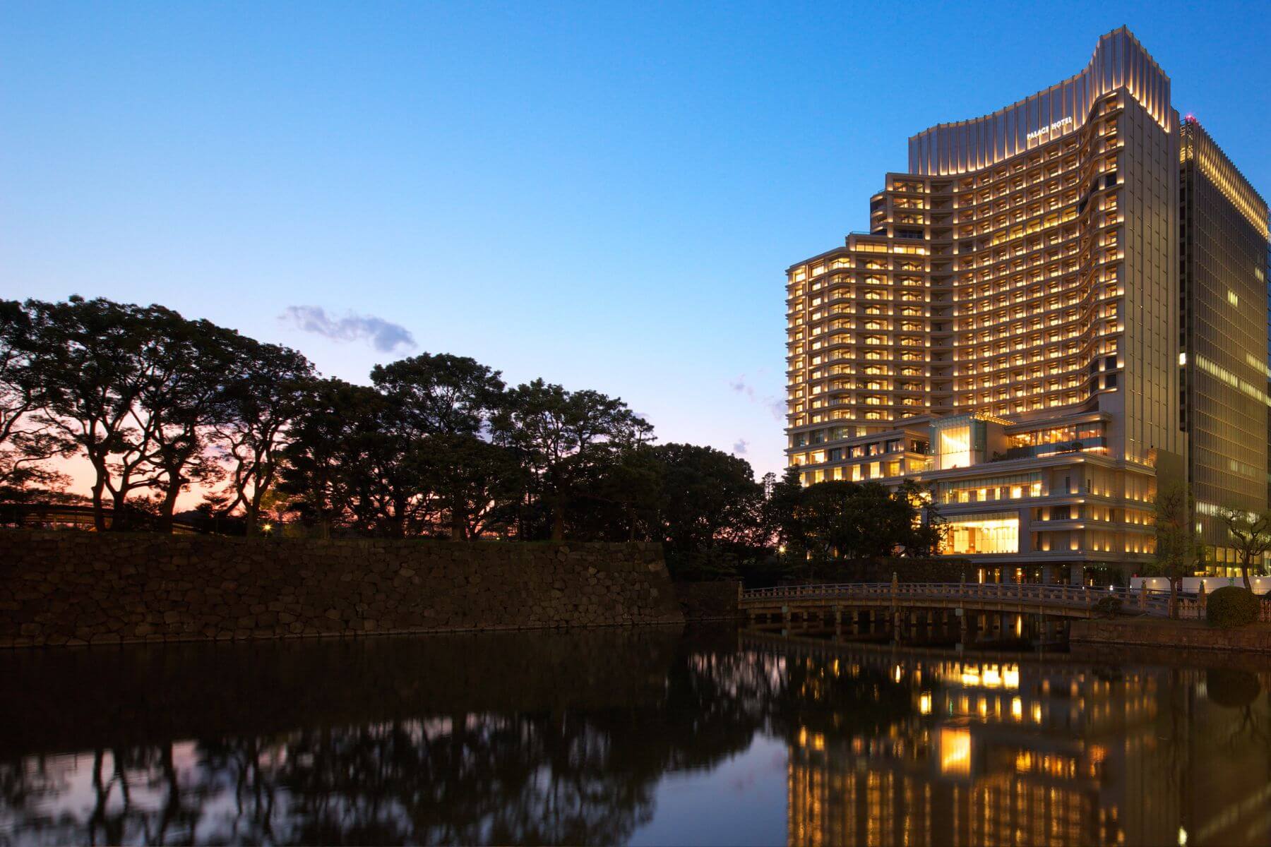 日暮時分的東京皇宮飯店Palace Hotel Tokyo。（圖/東京皇宮飯店）