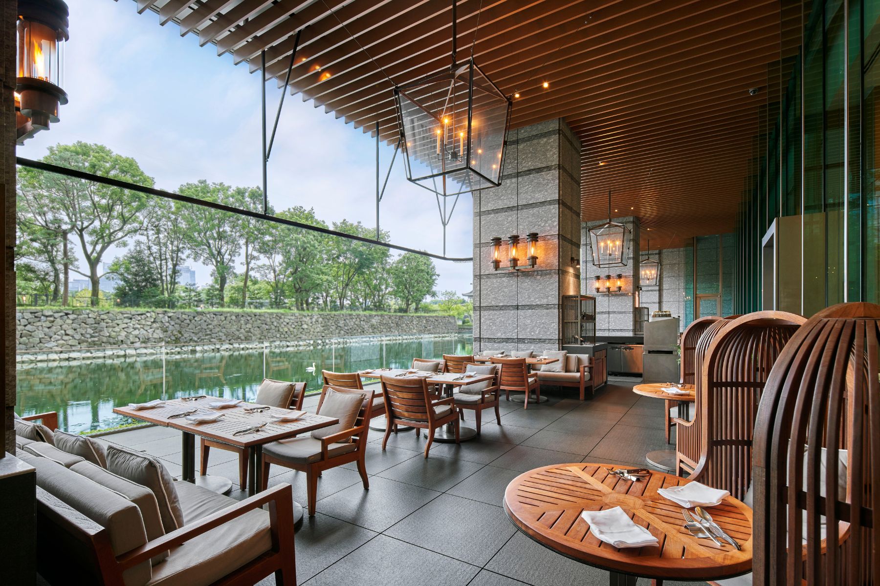 1樓餐廳Grand Kitchen，可選擇坐戶外欣賞皇居外的護城河以及和田倉噴水公園。（圖/東京皇宮飯店）