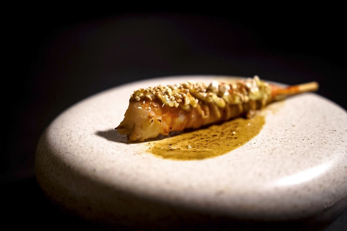 以烤玉米泥、煙燻紅椒粉帶出夜市風情的「白蝦｜咖啡康普茶｜烤玉米」