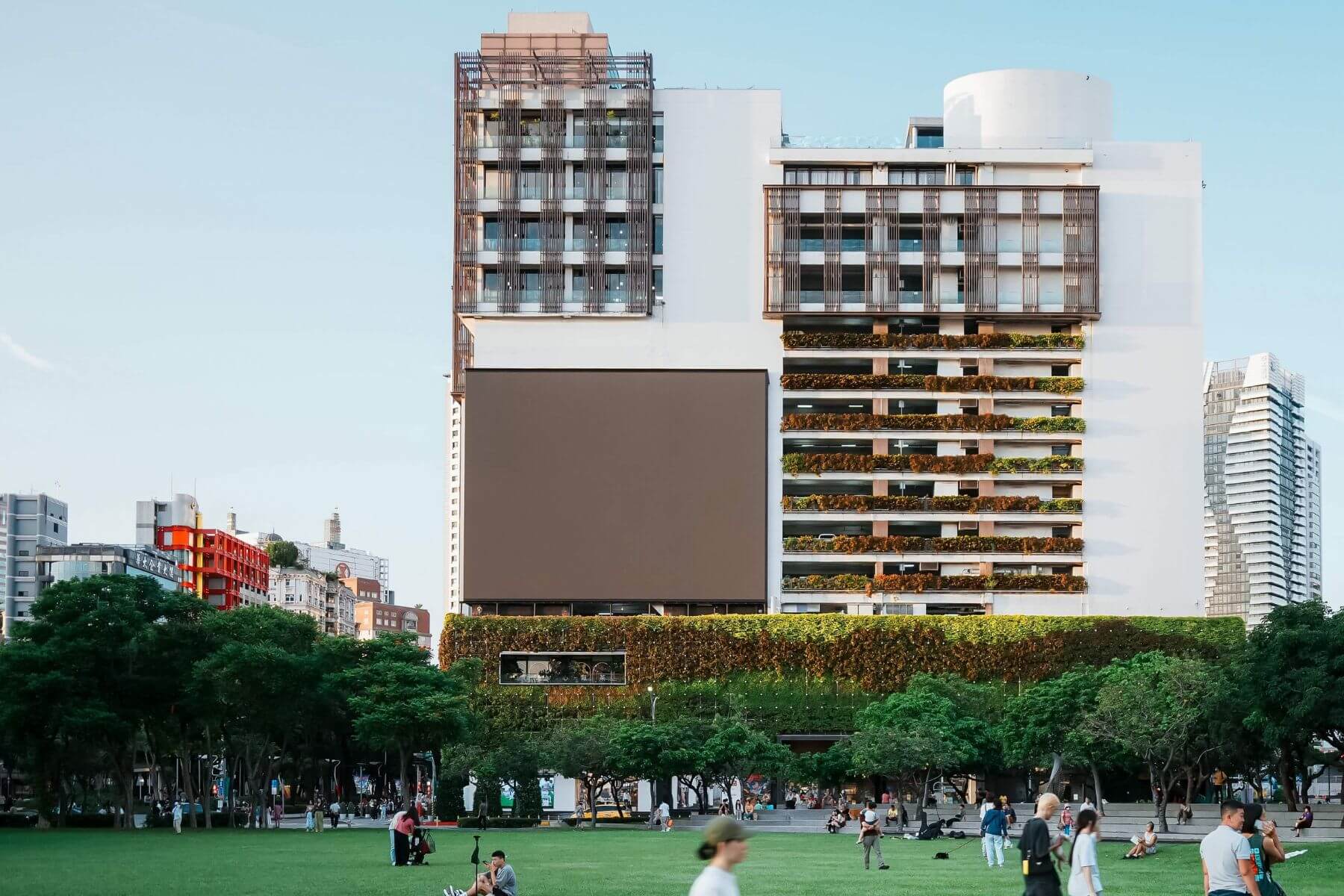 勤美與誠品合作，打造「勤美 誠品綠園道」，以城鄉規劃建構具包容、安全、韌性的空間，打造草悟道符合永續指標、低碳設計與綠意滿盈的生活環境。（圖/勤美草悟 提供）